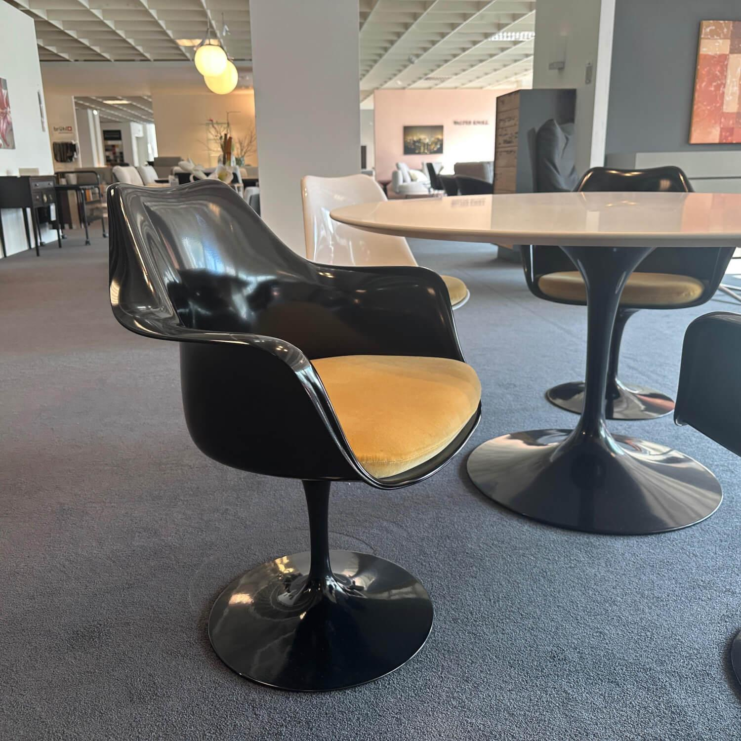 Knoll International - Essgruppe Saarinen Tisch Platte Fenix Weiß Fuß Schwarz Stuhl Tulip Fenix Schwarz Und Weiß Stoff Eva 154 Gold - 6