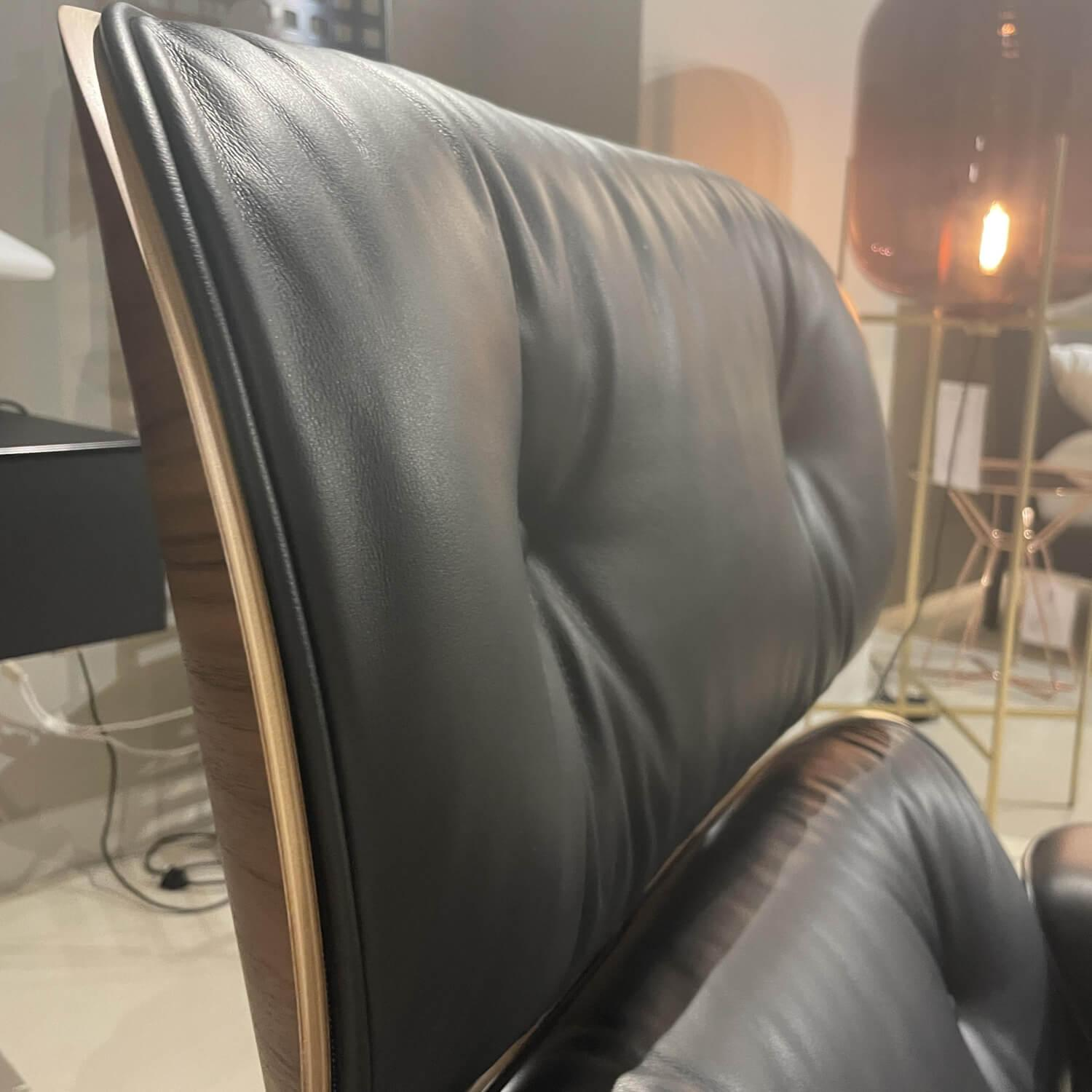 Sessel Lounge Chair und Ottoman Bezug Leder Premium Grand 66 Nero Schale Nußbraum Schwarz Pigementiert Untergestell Aluminium Poliert Seiten Schwarz