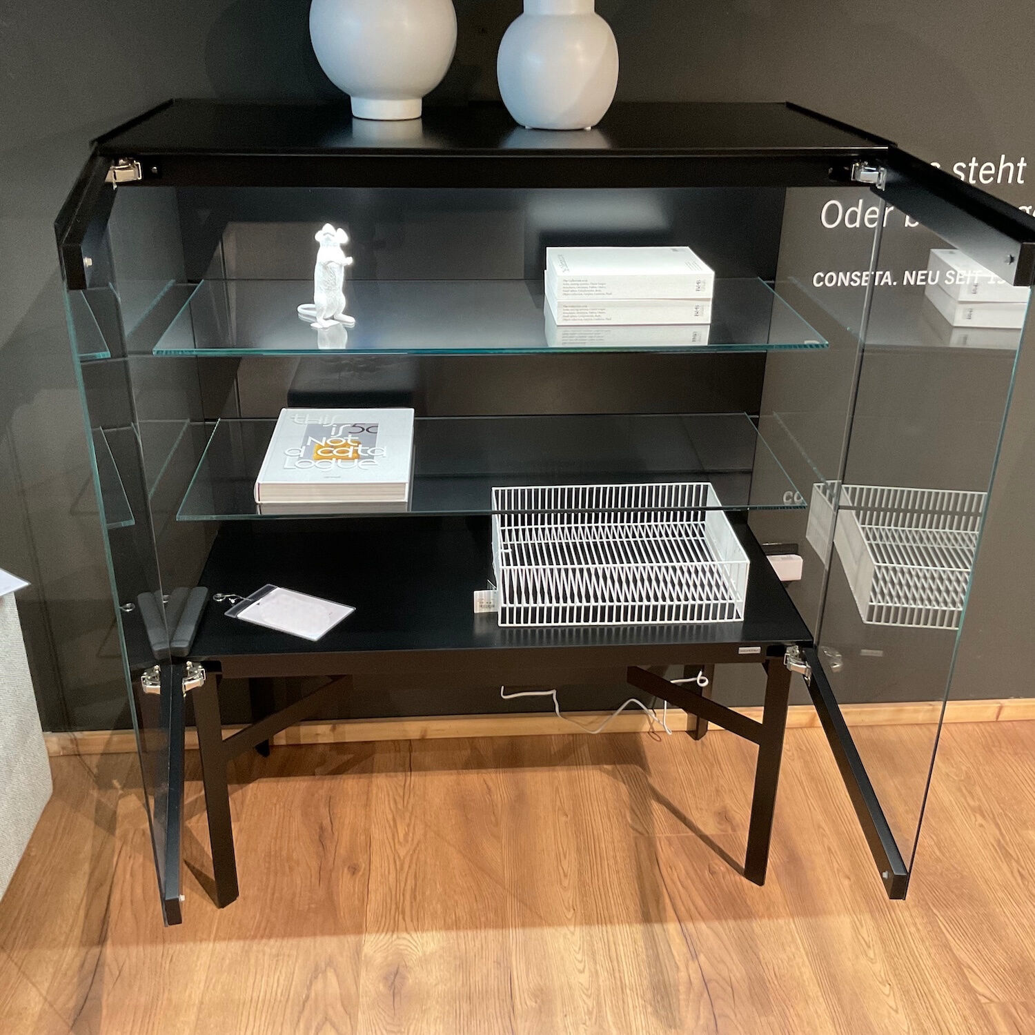 bc9e41a3a796d8bcaab8dce7fca0b8efa0391322_Vitrine_Cube_Light_in_Schwarz_mit_Beleuchtung_024001016_002_Photoroom