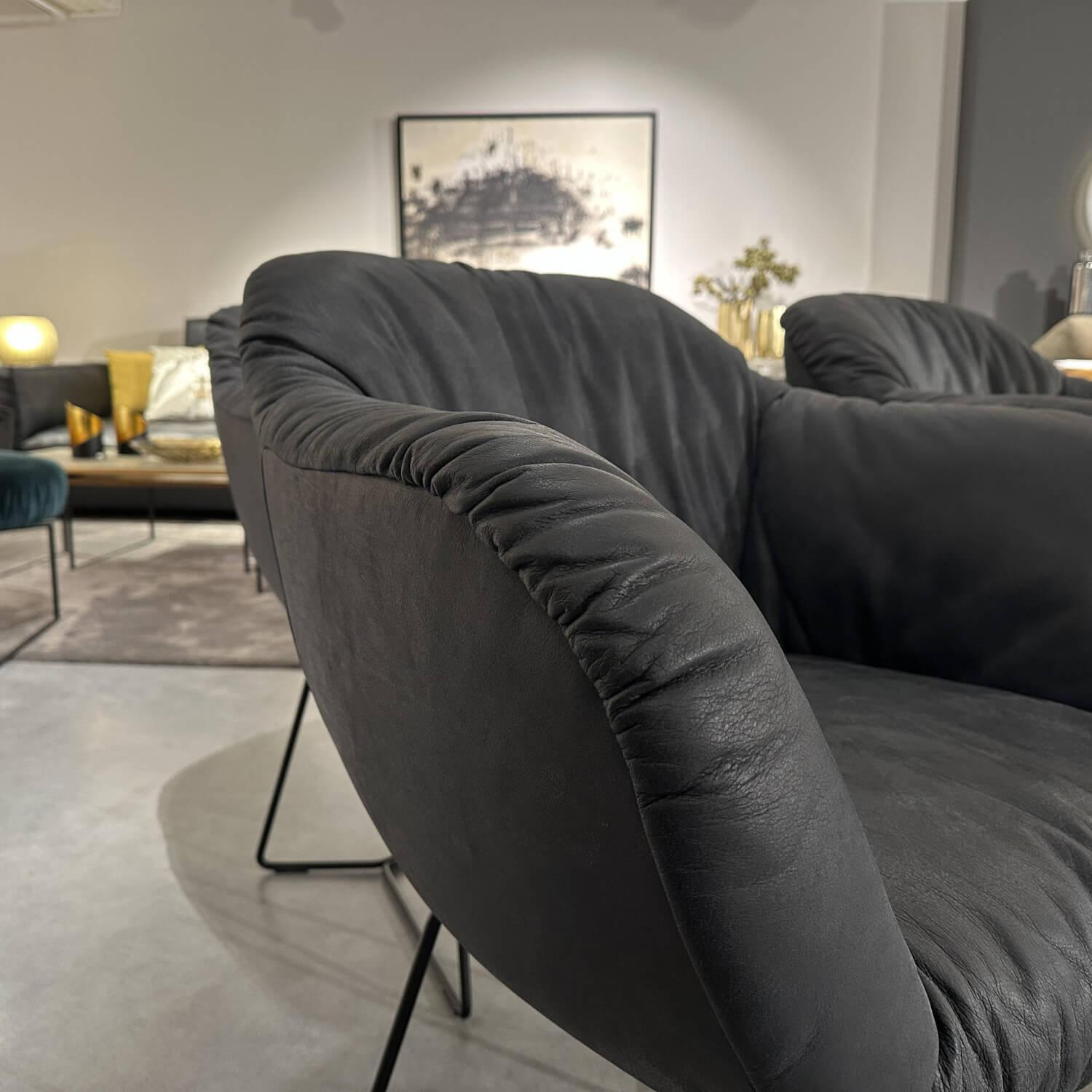 Contur - 4er Set Armlehnenstuhl Sevano Leder Miura 51 Anthrazit Gestell Metall Schwarz Pulverbeschichtet - 4