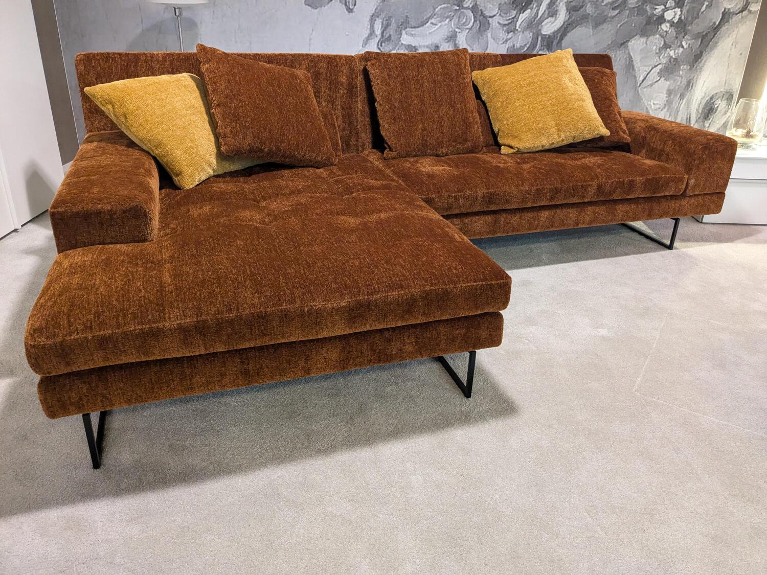 Brühl - Ecksofa Amber Stoff 44 0050 Orange Füße Verchromt mit 5 Kissen - 9