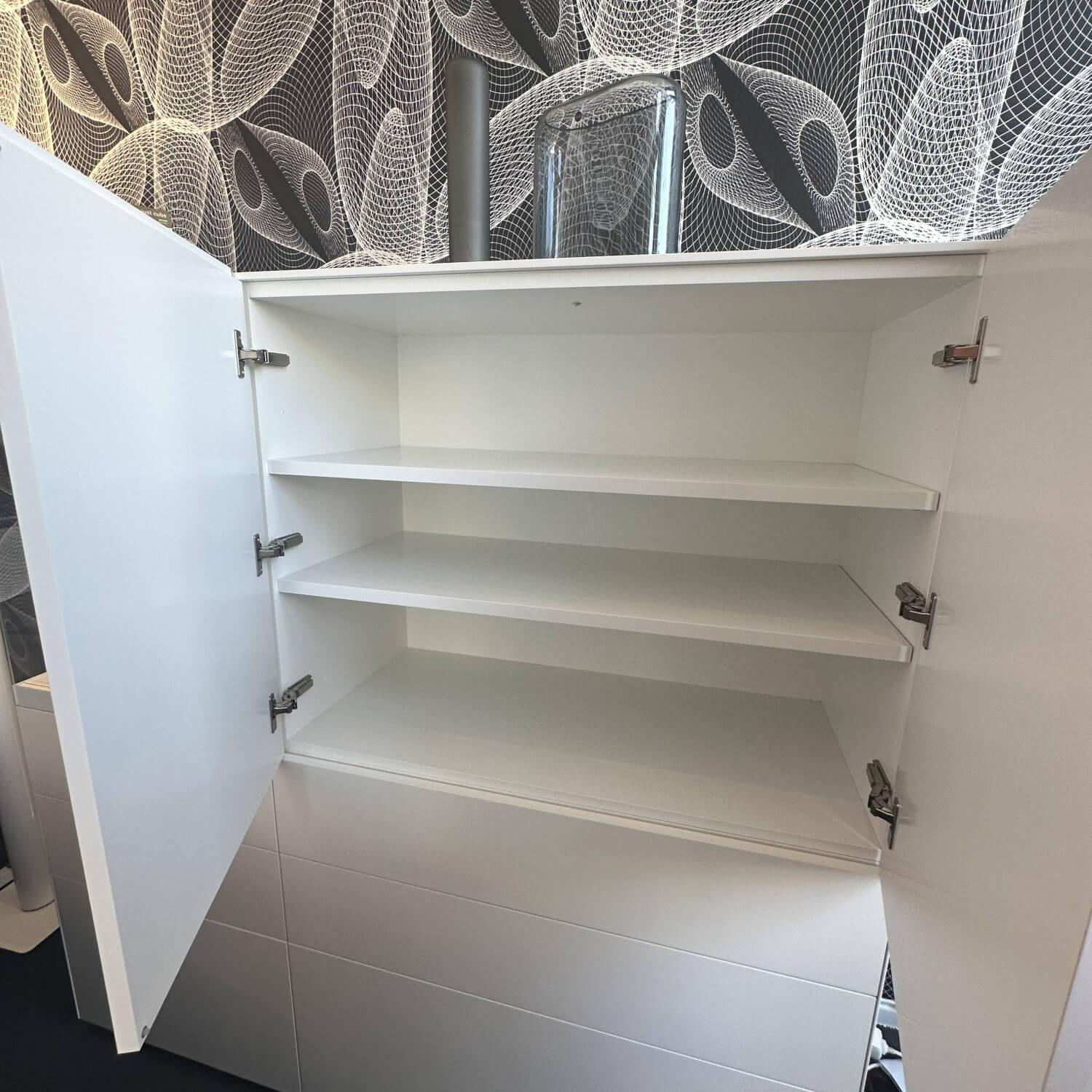 Interlübke - Highboard Just Cube Lack Schneeweiß M03 Weiß  Mit Vitrinenelement Glas Optiwhite Inklusive Beleuchtung Ohne Deko - 4