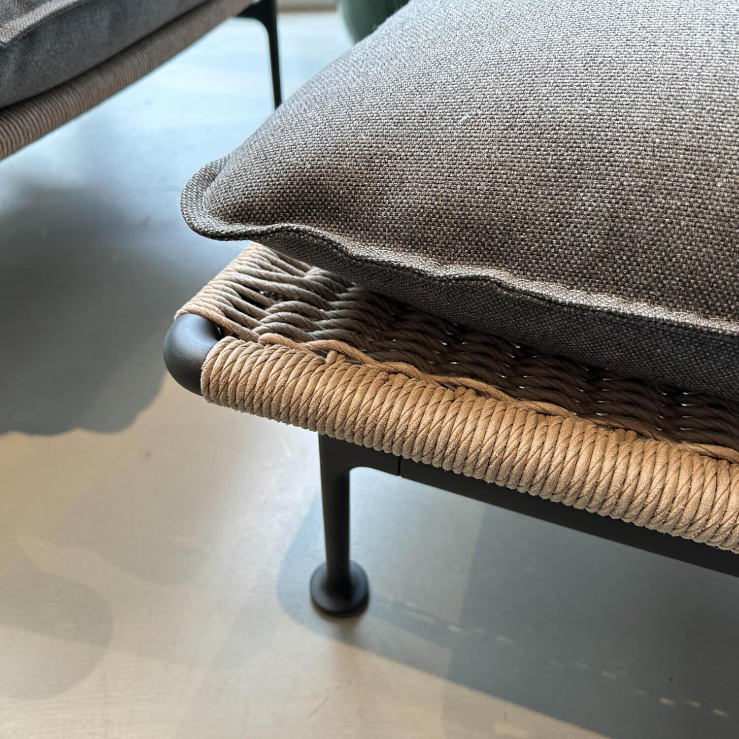 Gloster - Outdoor Loungesessel Zenith Geflecht Kunststoff Wheat Braun Gestell Aluminium Meteor Schwarz Pulverbeschichtet Mit Hocker - 4