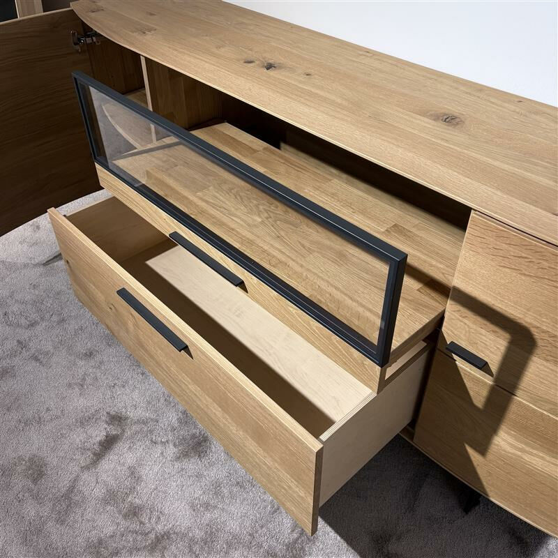 Wöstmann - Sideboard Giulia mit L-Wandboard Korpus Wildeiche Massiv Soft Gebürstet Front Wildeiche Massiv Soft Gebürstet Und Glas Gestell Metall Schwarz - 2