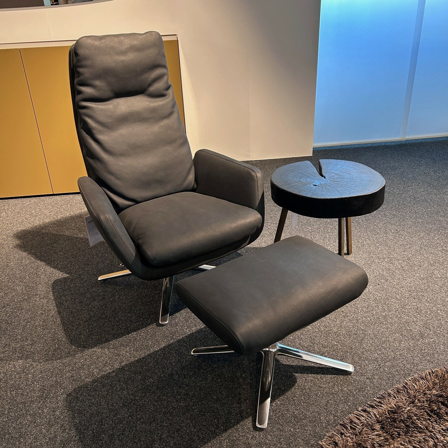 COR - Drehsessel Cordia Leder Puro 423 Schwarz Gestell Aluminium Poliert Mit Neigemechanik Inklusive Hocker - 2