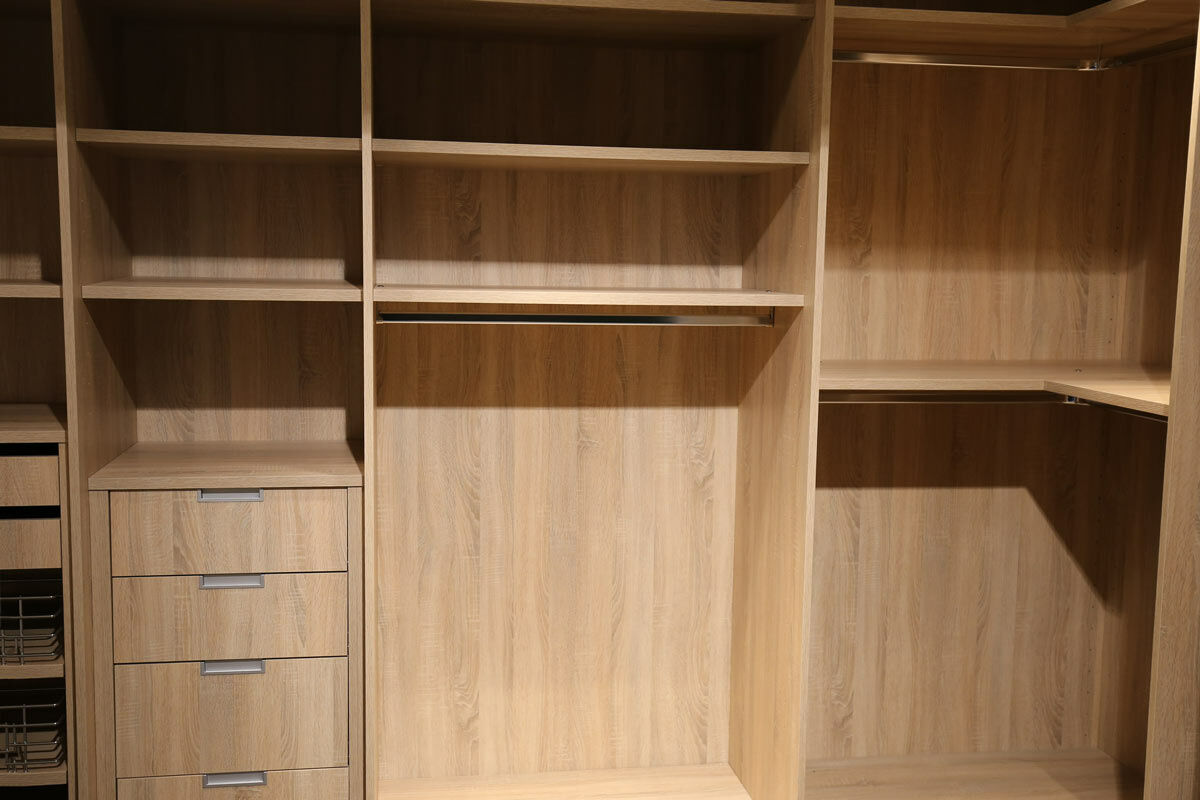 Cramer Holzmanufaktur - Offener Eck-Kleiderschrank Dekor Eiche inkl. Schiebetüren Delta Optiwhite Glas Weiß RAL 9016 Inklusive Bodenschiene Und Deckenschiene - 3