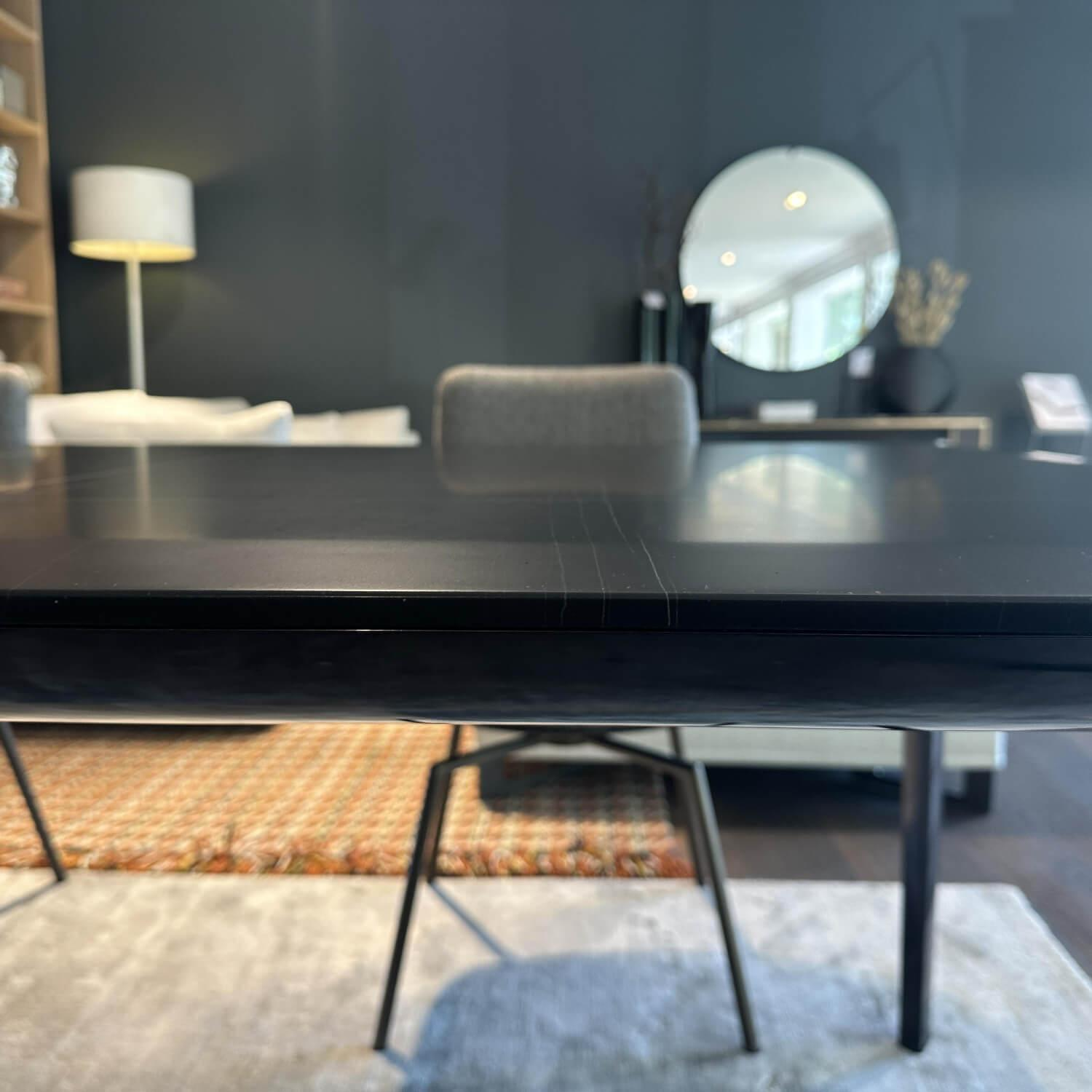 Molteni & C - Esstisch Filigree Platte Marmor Sahara Noir Schwarz Gestell Metall Chrom Schwarz Glänzend - 6