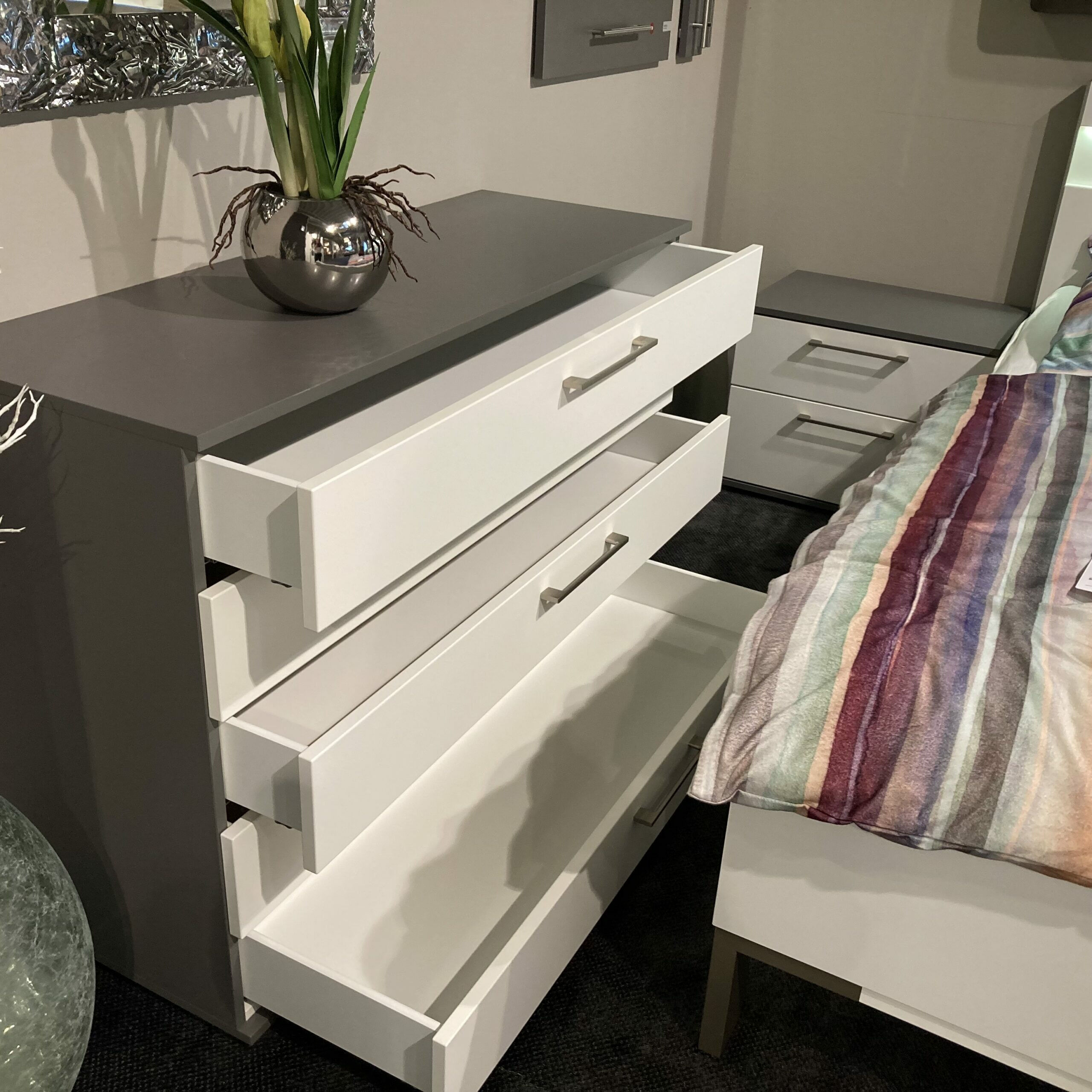 Disselkamp - Schubladenkommode Daisy 550065 Lack Manhattan Grau Schwarz Und Lack Weiß Griffe Eckig Metall Nickel Matt  - 5