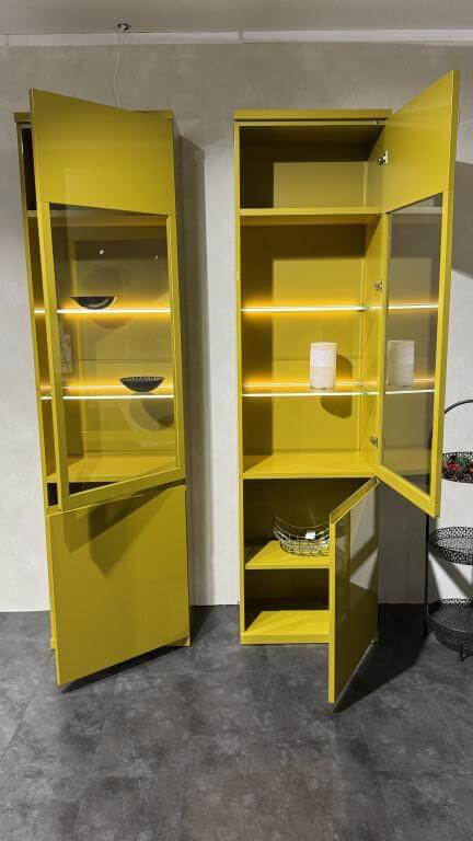 Rietberger Möbelwerke - 2er-Set Vitrine Linaro Lack Curry Gelb Hochglanz Inklusive Beleuchtung - 2