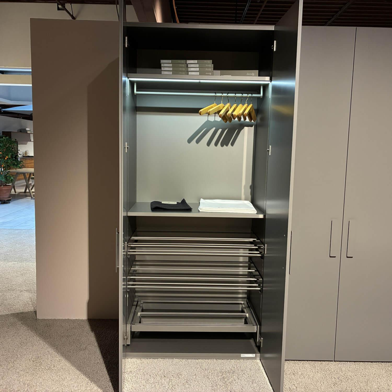 Interlübke - Kleiderschrank Base Lack Matt M24 Flintgrau Innen Lack M11 Silbergrau Metallic Inklusive Beleuchtung - 3