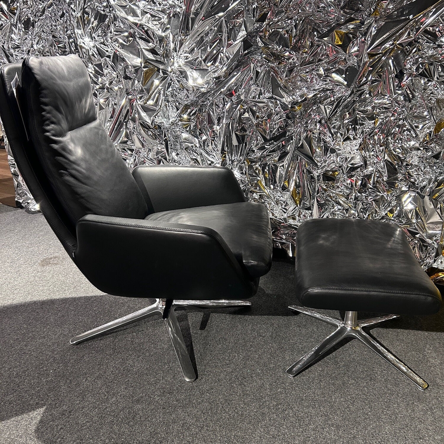 6deaeae87c2409573110bcb314d9d40b32aed847_Drehsessel_mit_Hocker_Cordia_Leder_schwarz_024104119_003