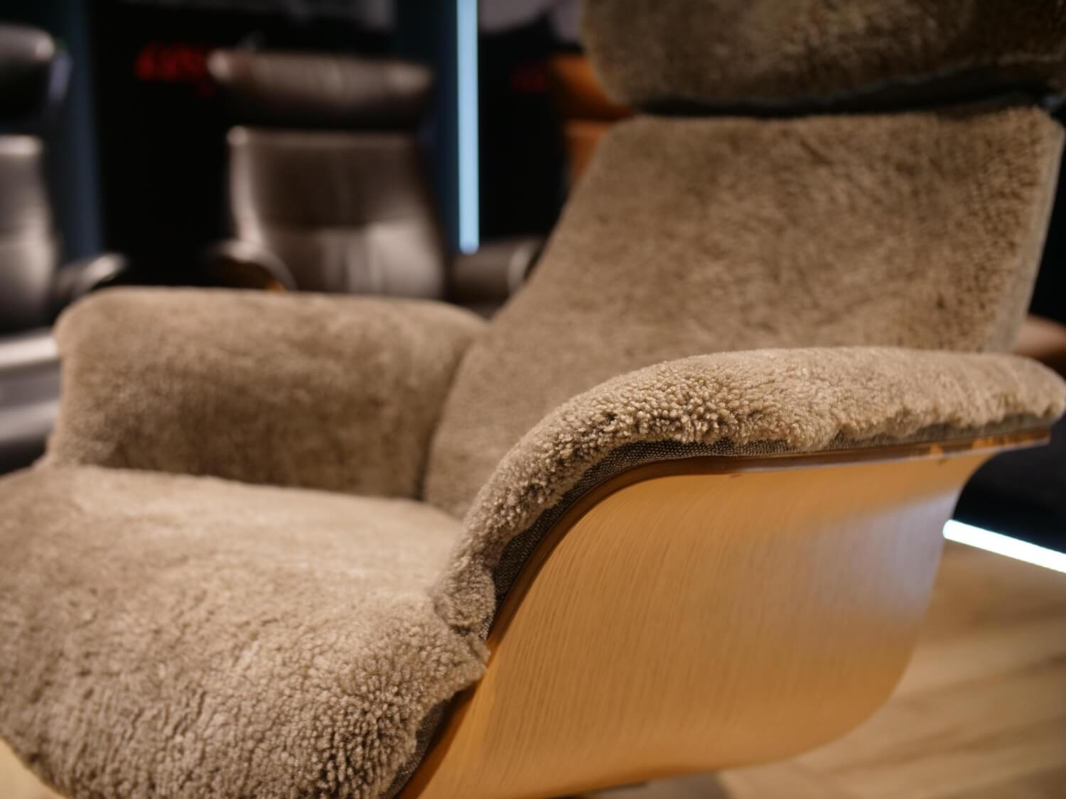 Conform - Drehsessel Mit Hocker Timeout R Schaffell Sahara Braun Stoff Arts Fossil Grau-Braun Sitzschale Eiche Lackiert Rücken Standard Mit  Rücken- Und Kopfverstellfunktion - 5