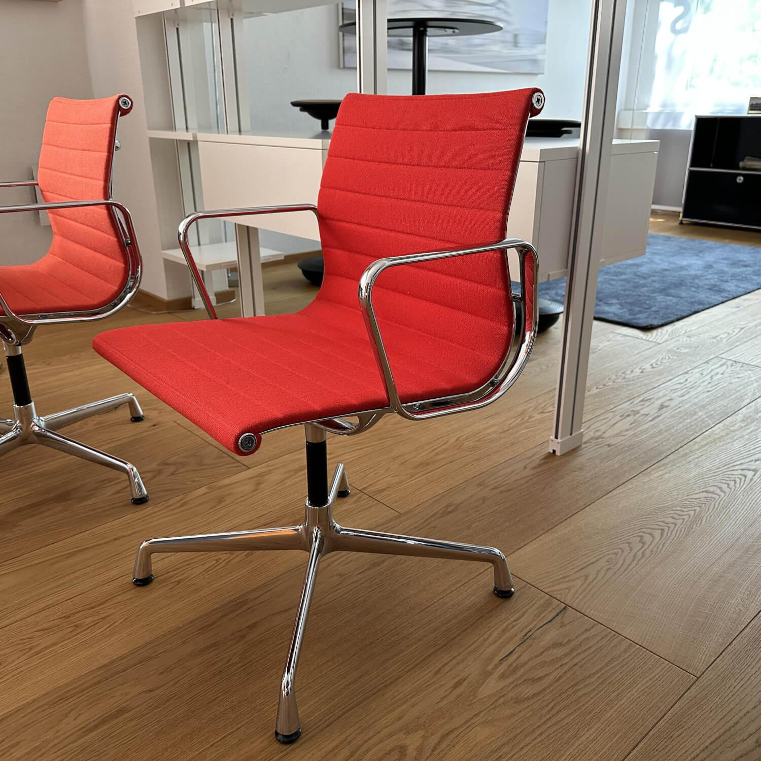 Vitra - Alu Chair EA 104 Mit Armlehnen Bezug Hopsak In Rot Poppyred 63 Drehgestell Verchromt - 5