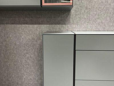 Hülsta - Sideboard Fonis green lacquer pink metal frame structured lacquer anthracite - 3