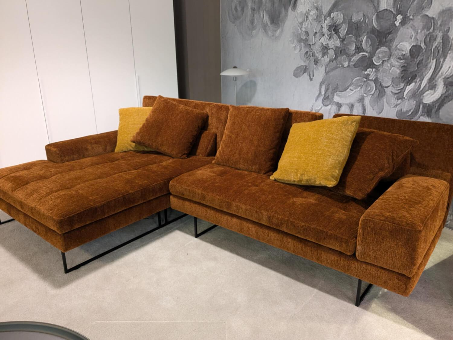 Brühl - Ecksofa Amber Stoff 44 0050 Orange Füße Verchromt mit 5 Kissen - 4