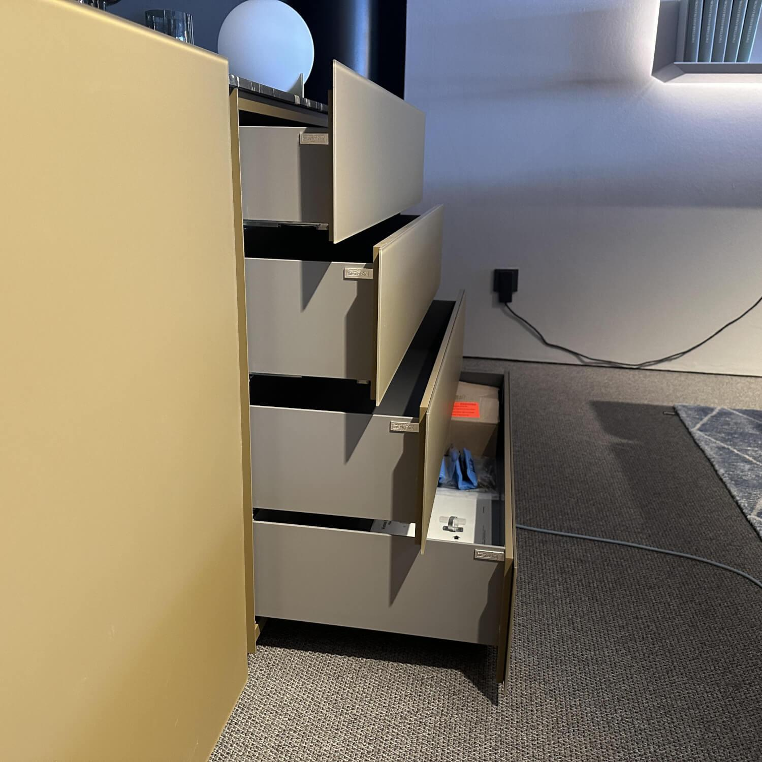 Interlübke - Sideboard Jorel T 39 Mattlack Optiwhite Kardamom Gelb Gold Abdeckplatte Stein Quarz Tropical Storm Schwarz Gold - 6
