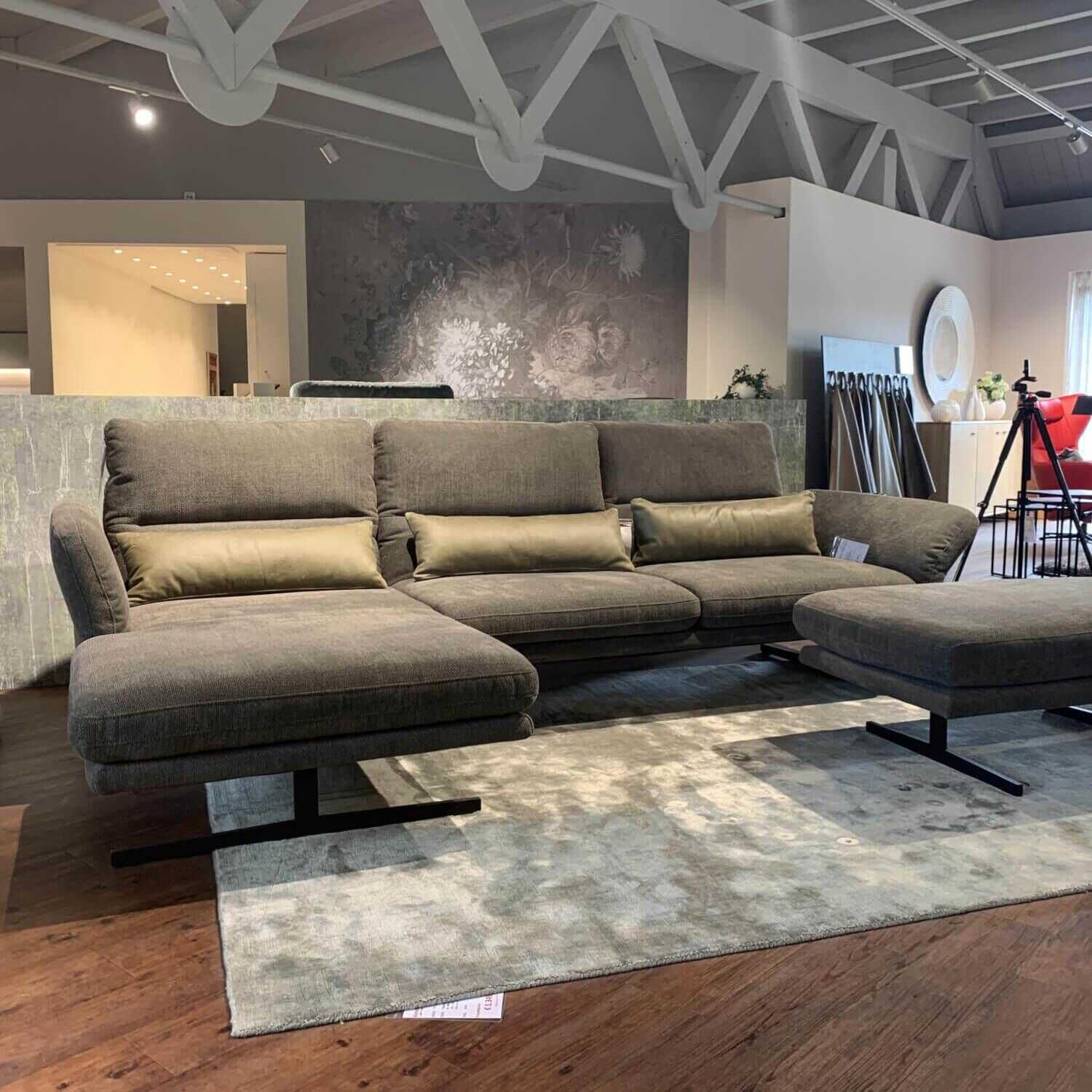 Comfort Republic - Ecksofa Alexander Stoff Lora 156 Hunter Grau mit Hocker und 3 Nierenkissen - 6