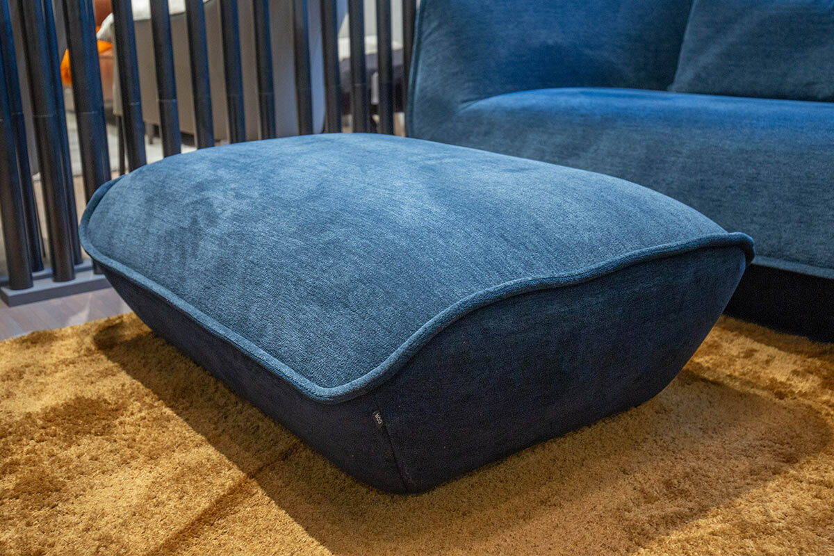 COR - Sofa Nook Stoff Außen 8170 Ozean Dunkelblau Innen Petrol mit 2 Lendenkissen und Hocker - 4
