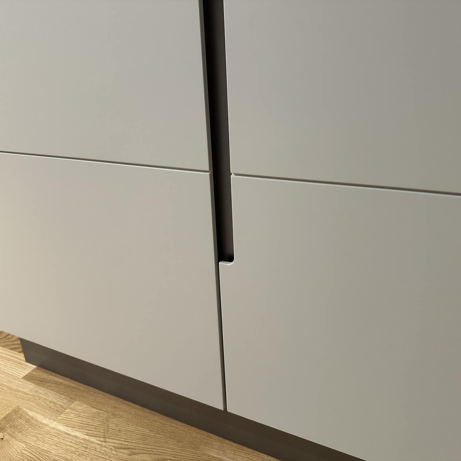 Christine Kröncke - Schrank Smartoffice GAP 100 Lack Matt Pearl Creme Sockel Effektlack Titan Grau - 4