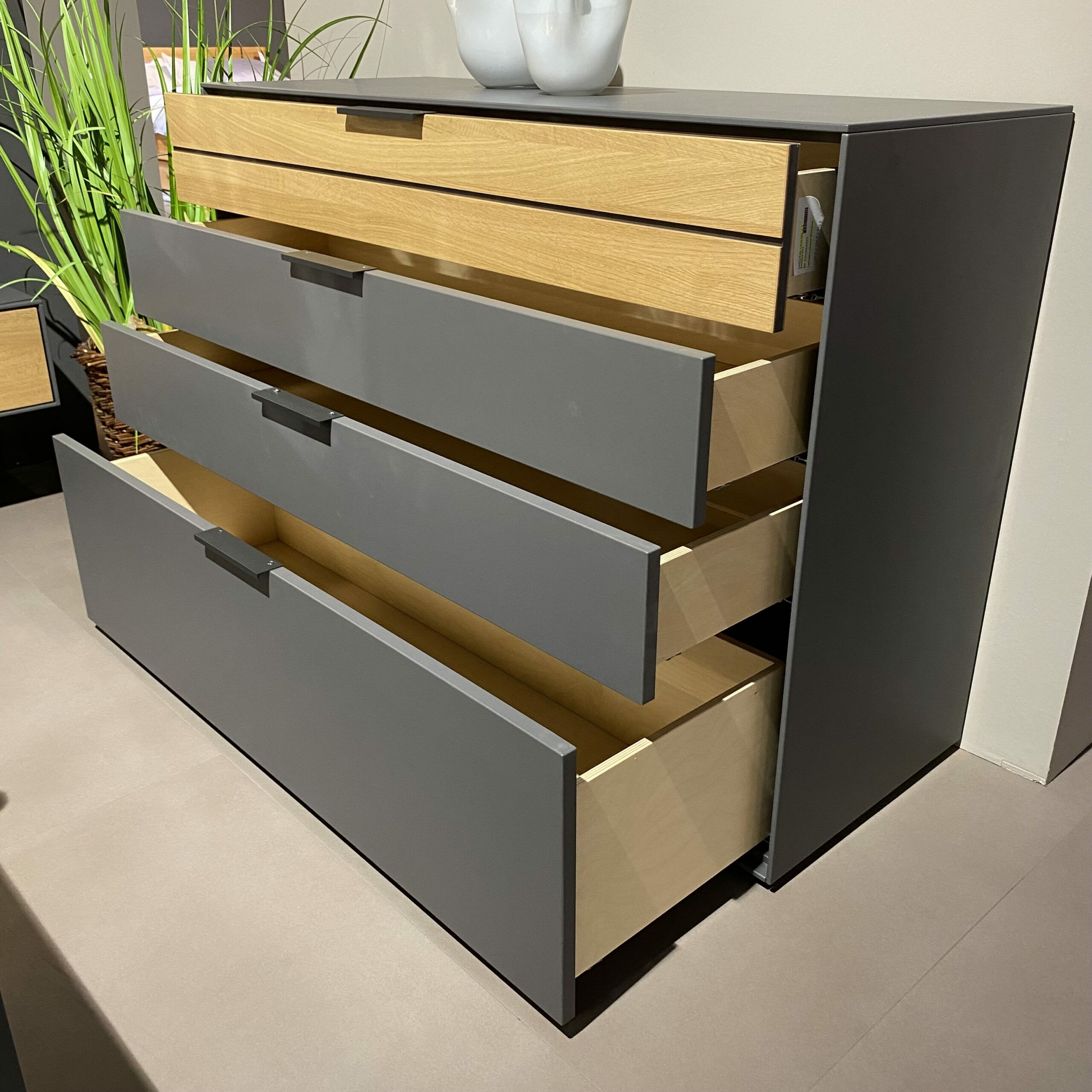 Wöstmann - Kommode Scottsdale Lack Graphitgrau Akzente Wildeiche Lamellen Griffe Metall Schwarz - 4