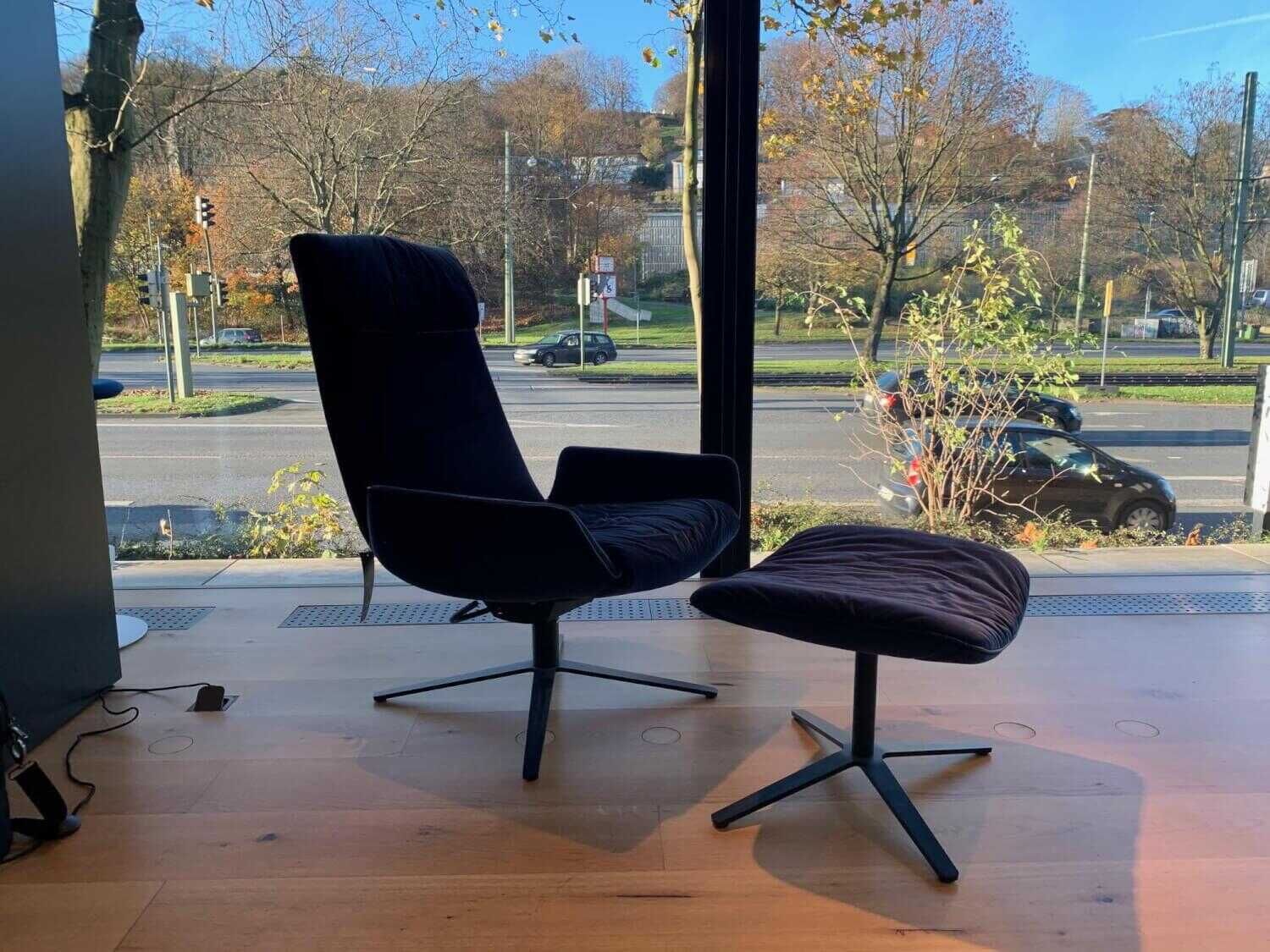 Freifrau - Sessel Lounge Chair Amelie Stoff Harald 3  Dunkelblau 293 mit Hocker - 2