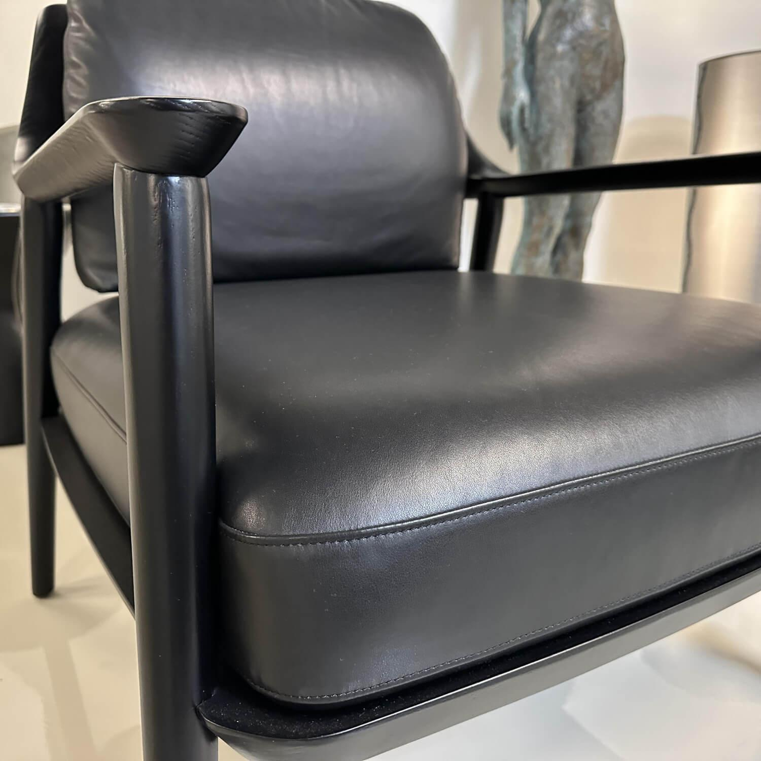 Bielefelder Werkstätten - Sessel Gatsby Leder Provence Schwarz mit Rückenkissen Gestell Esche Schwarz Gebeizt - 3