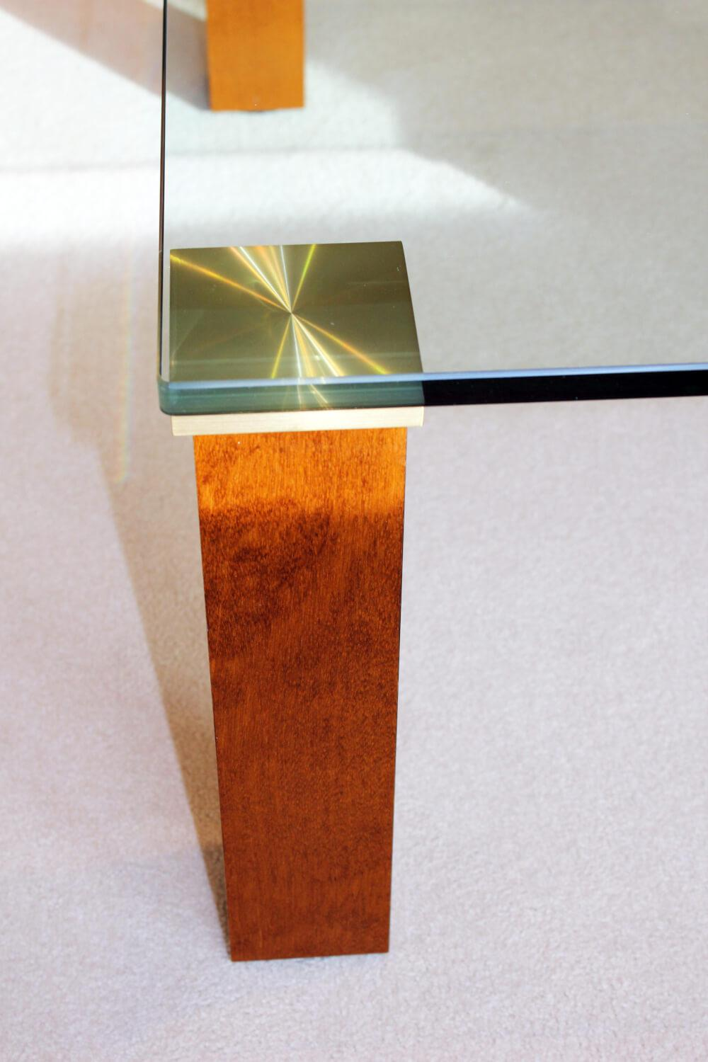 Couchtisch Rimini Kristallglas mit Messingauflage Gestell Kirschbaum
