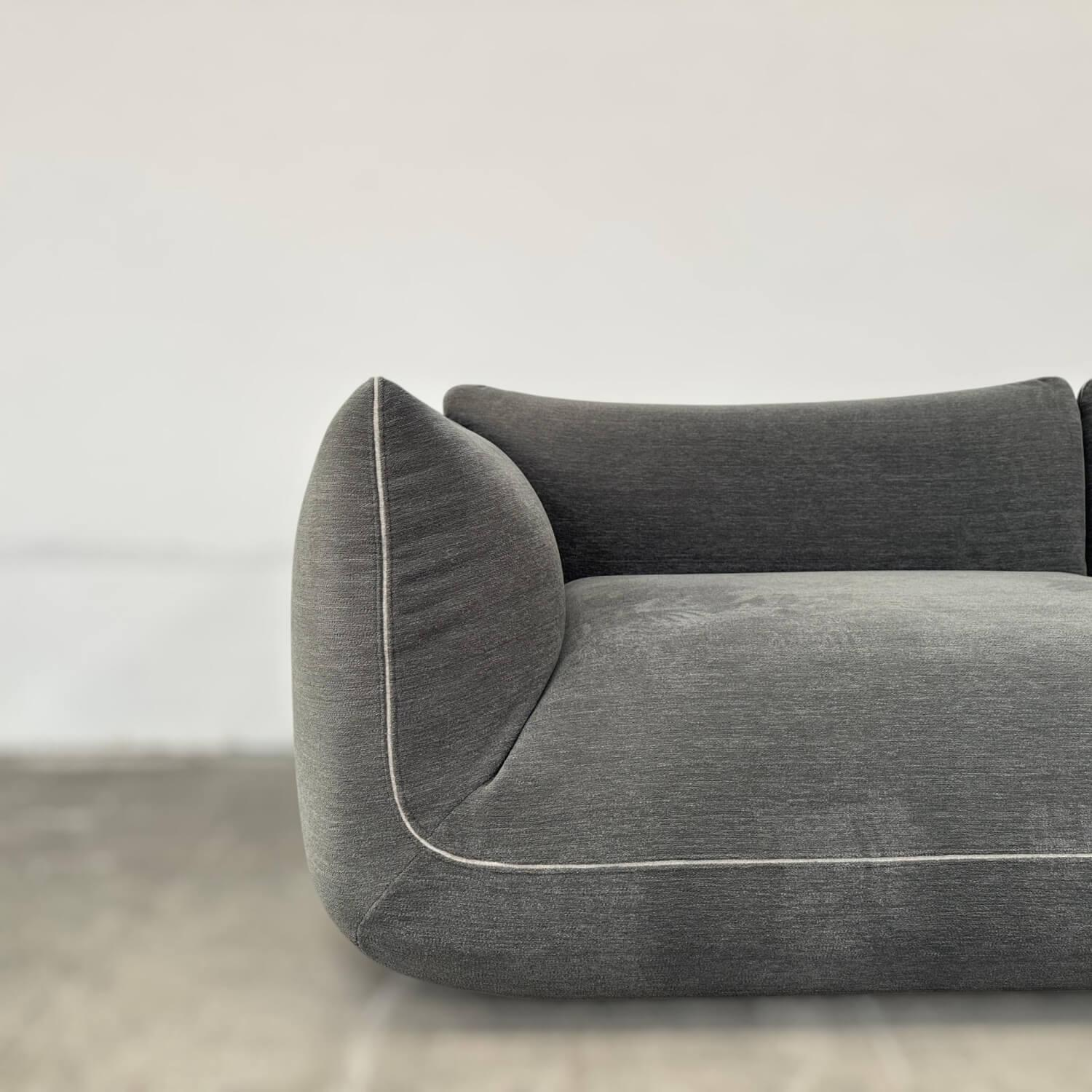 COR - Ecksofa Jalis Stoff 8145 Dunkelgrau Nahtband 5095 Kitt mit Anstellhocker und 2 Kissen - 5