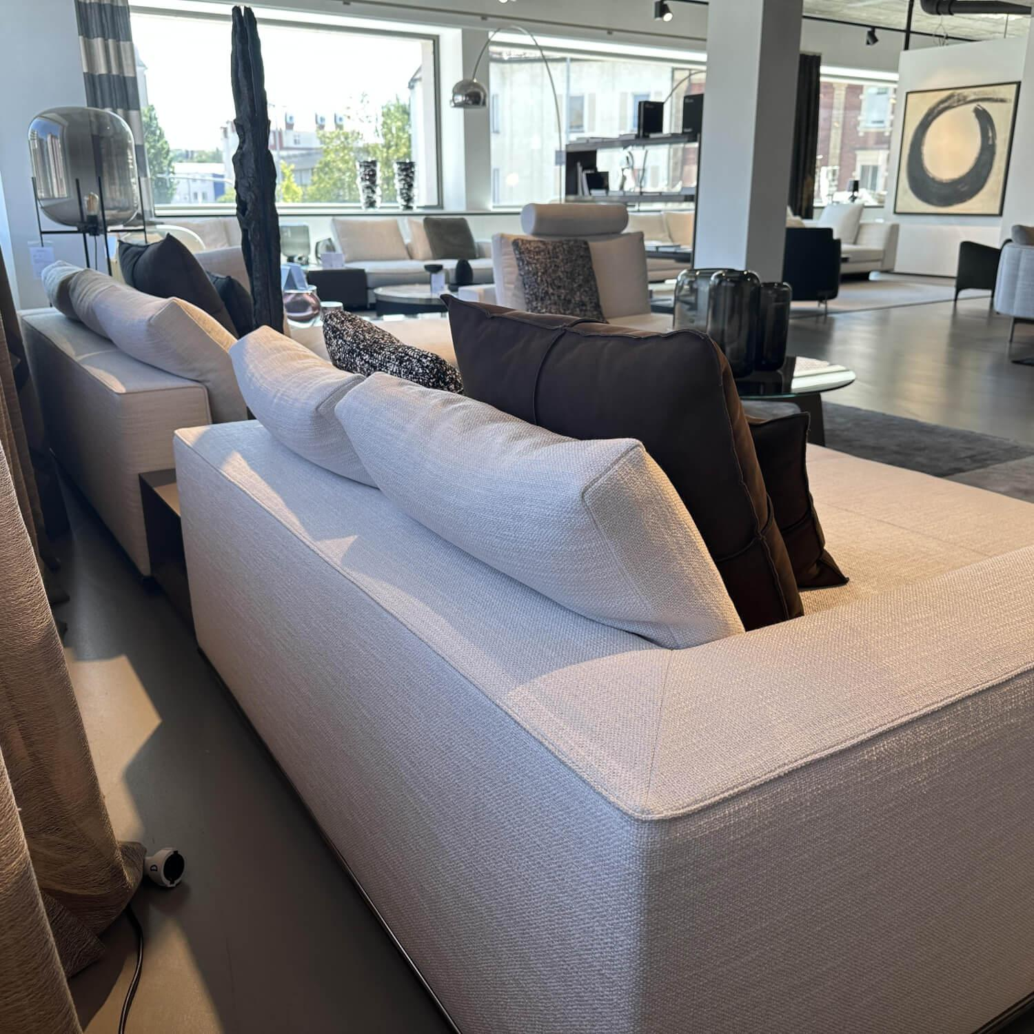 Minotti - Sofalandschaft Hamilton Stoff Nakano 01 Bianco mit Tischelement Kopfstütze und Kissenset - 7