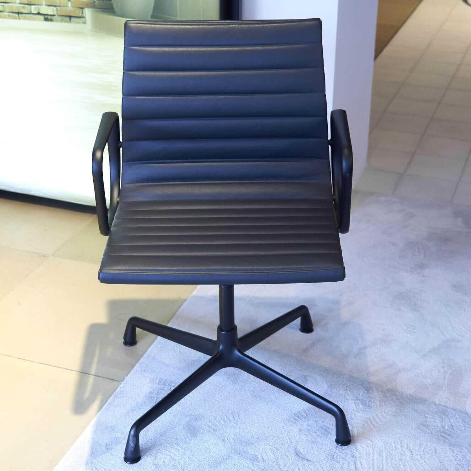 Armlehnstuhl Aluminium Chair EA 104 Leder Asphalt Untergestell Tiefschwarz
