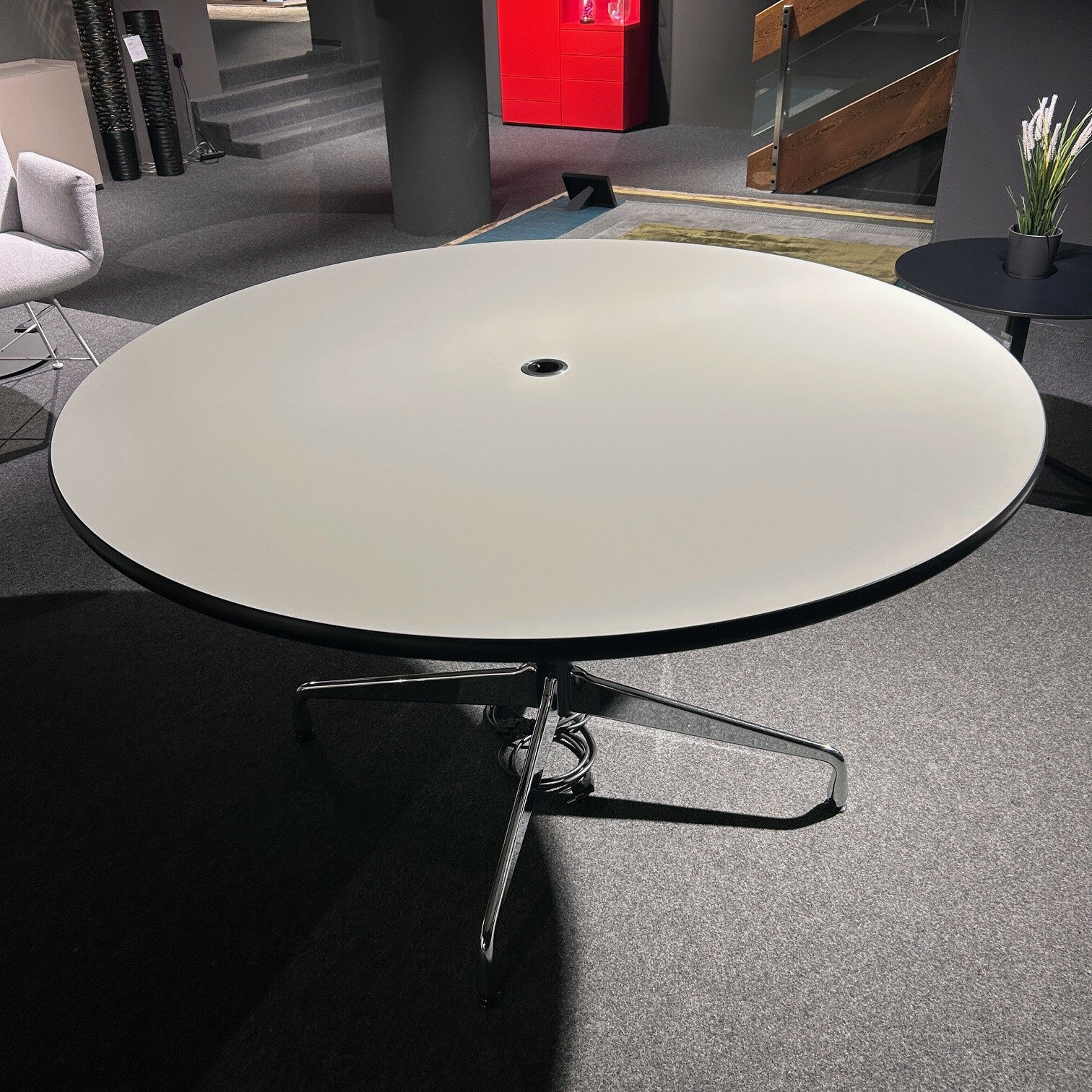 Vitra - Besprechungstisch Eames Segmented Table Platte HPL 12 Weiß Gestell Glanzchrom Mit Steckdose - 5