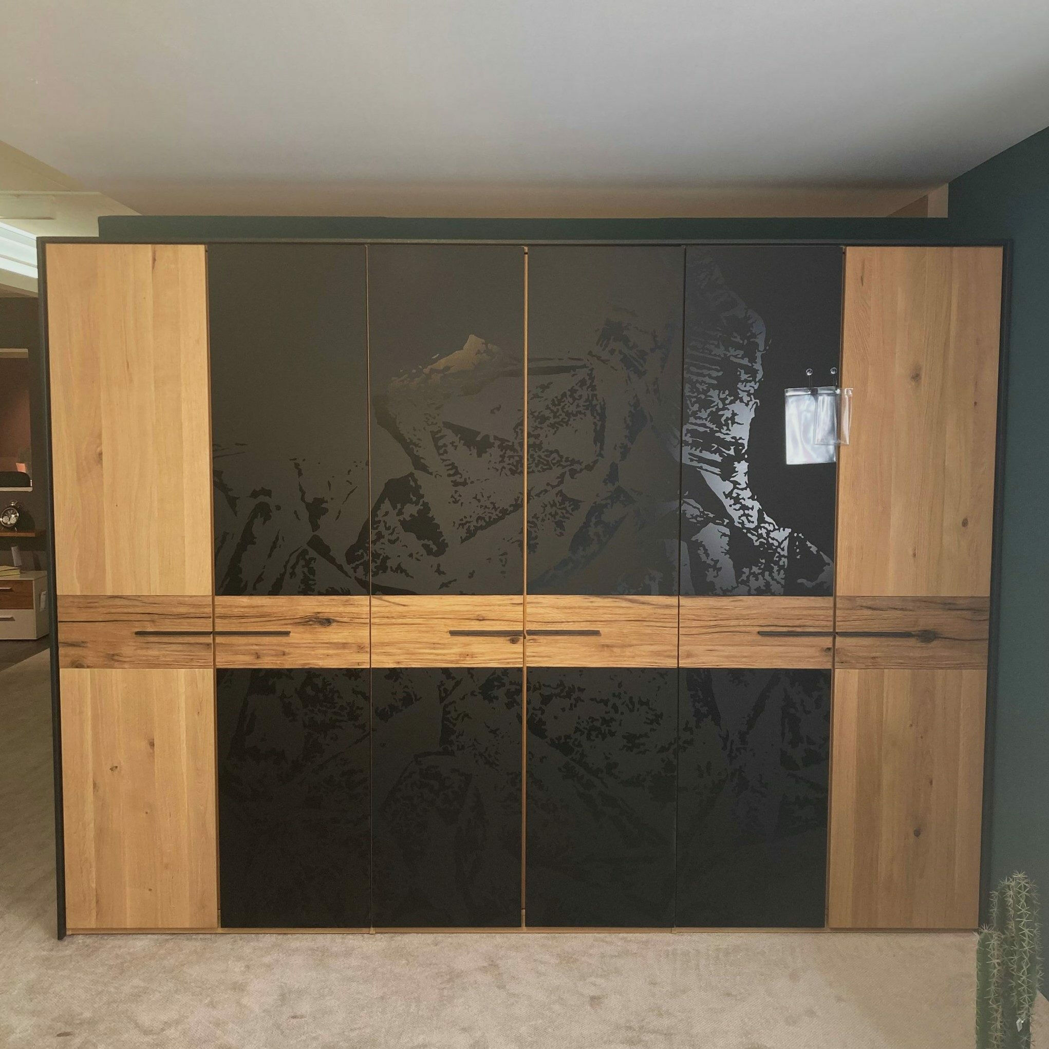 Thielemeyer - Schlafzimmer Tiana Eiche Spaltholz Metall Eisenglimmer Lackiert Anthrazit Mit Bett Nachtkommoden Und Kleiderschrank Ohne Matratze Ohne Lattenrost - 4