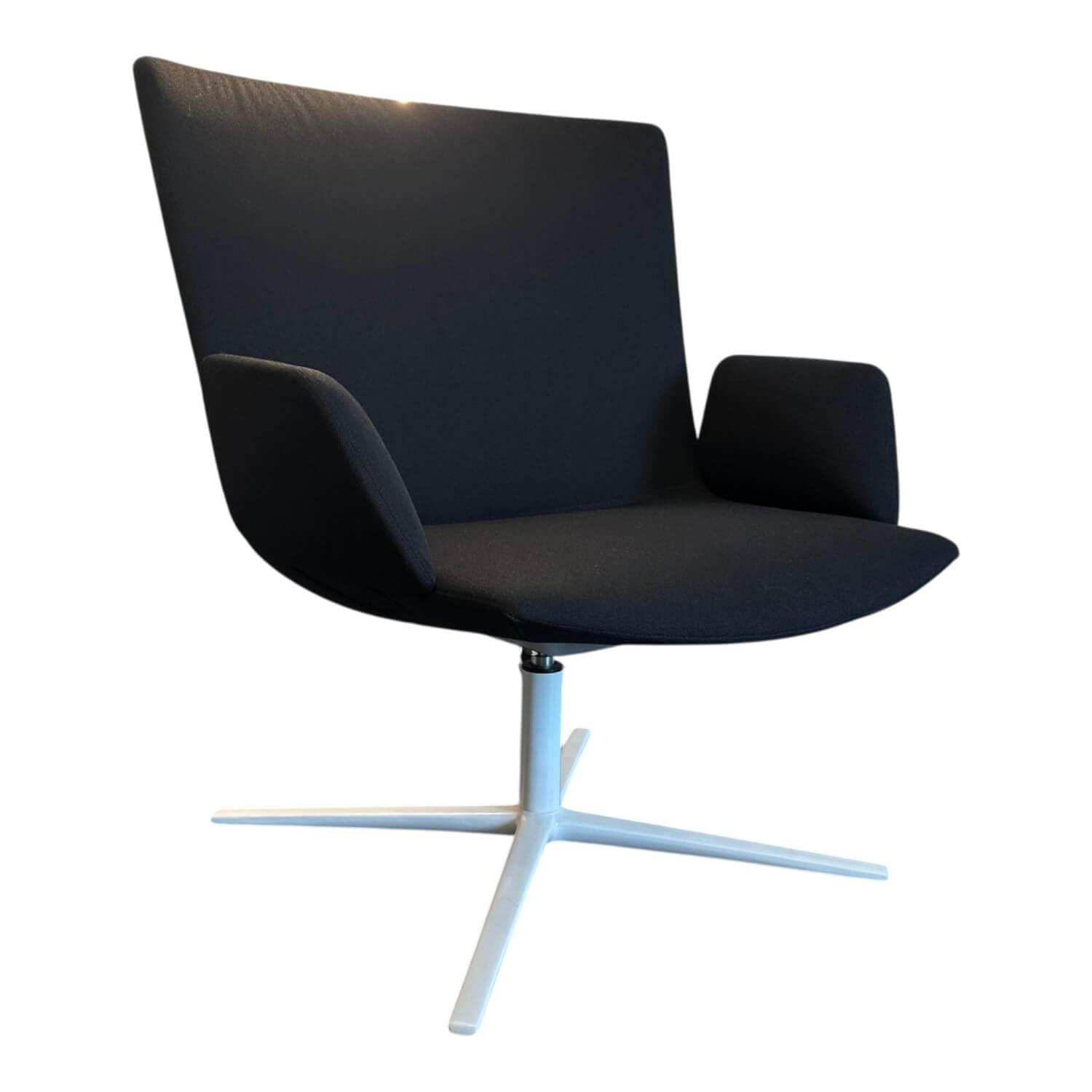 Desalto - Armlehnsessel Calum Comfort Stoff Kvadrat Messenger T98 Nero Schwarz Gestell Metall B62 Weiß Matt - 1