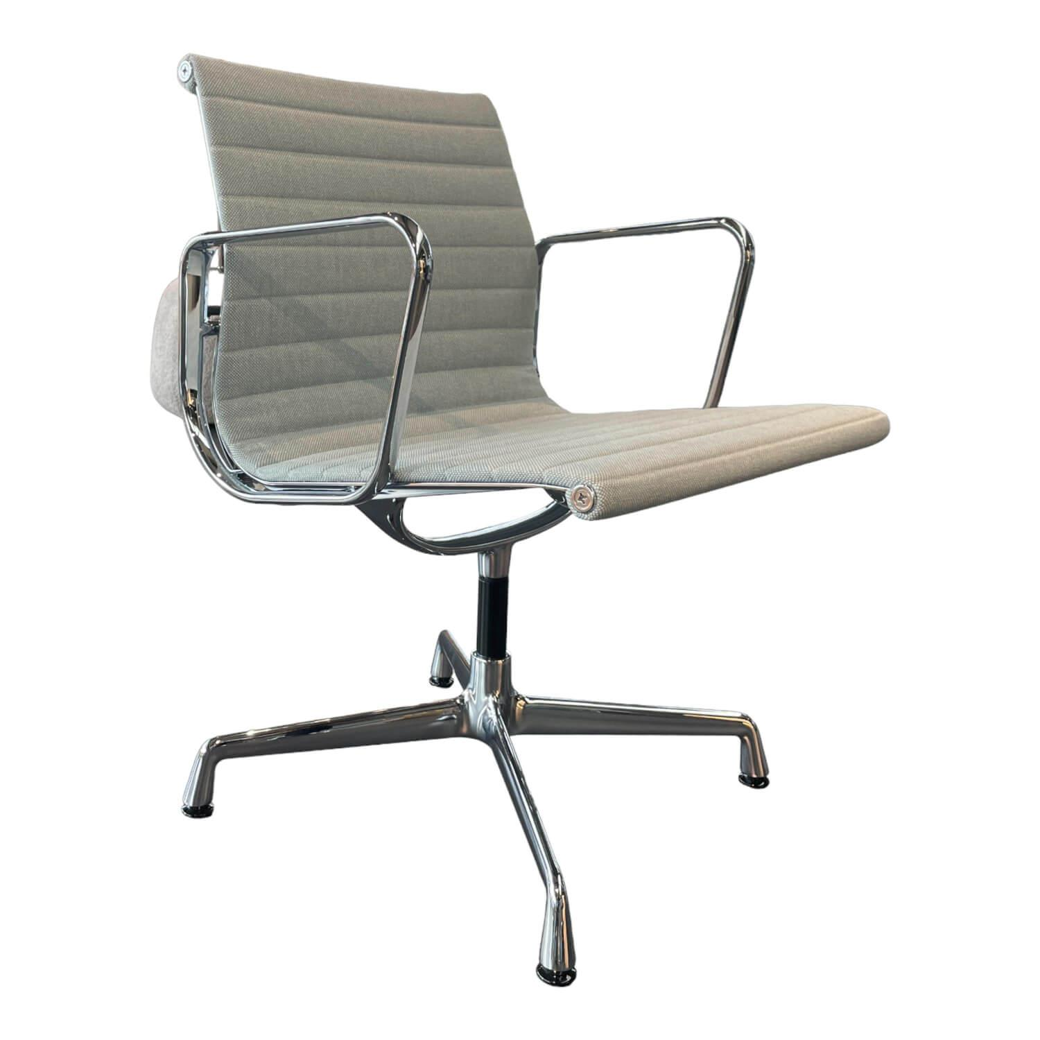 Aluminium Chair EA108 drehbar mit Armlehnen Stoff Hposak Eisblau Elfenbein