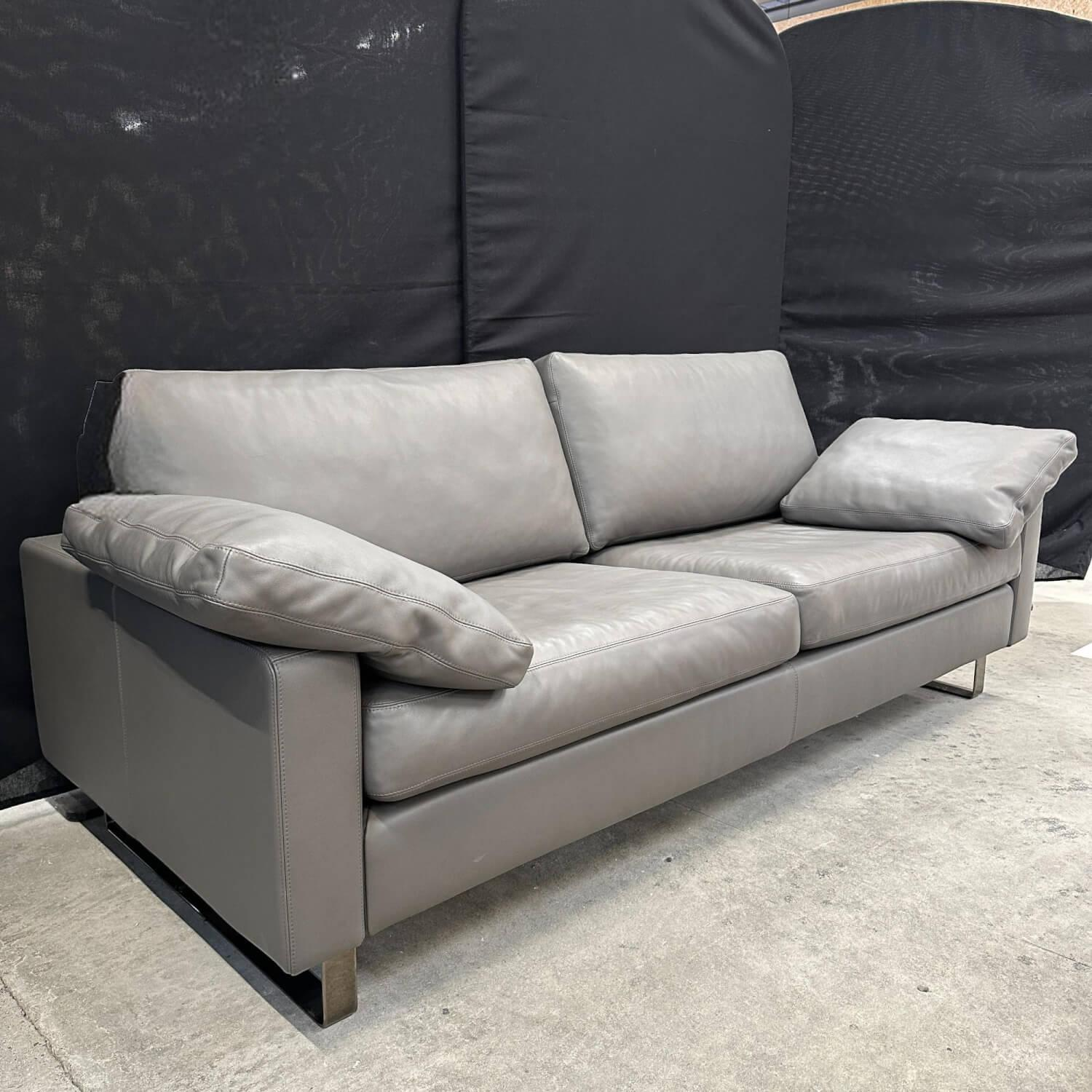 COR - Sofa Conseta Leder Puro 611 Trüffel Grau Metallkufen Schwarzchrom Inklusive 2 Armlehnkissen - 4