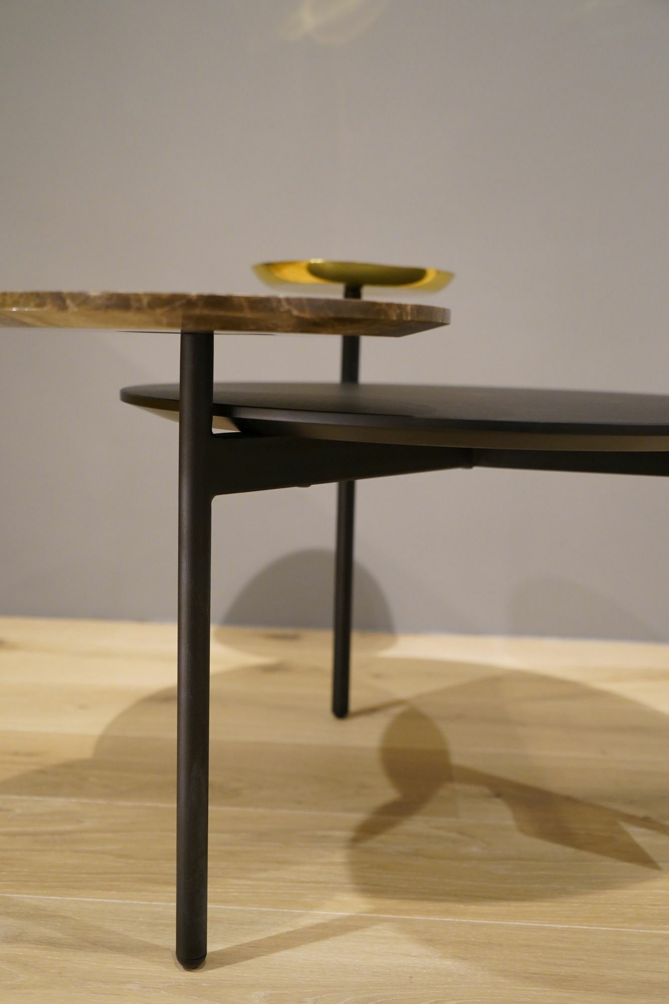 Fredericia - Beistelltisch Disc Platten In Holzwerkstoff Laminat Schwarz Dunkler Marmor Braun Und Messing Gold Gestell Stahl Schwarz - 3
