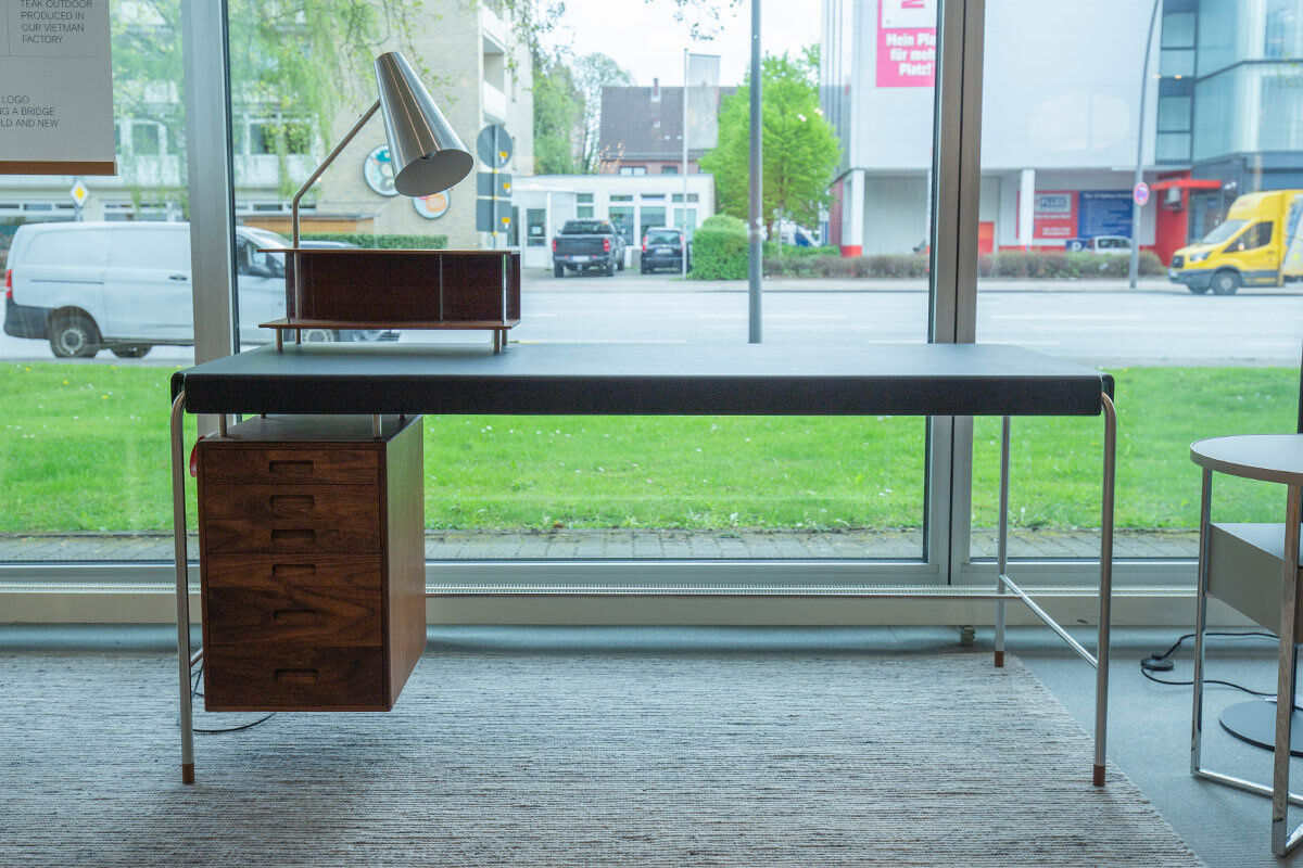 Carl Hansen & Søn - Schreibtisch AJ52 Platte Leder Freja 2002 Schwarz Holz Walnuss Geölt Gestell Edelstahl Inklusive Schreibtischleuchte - 2