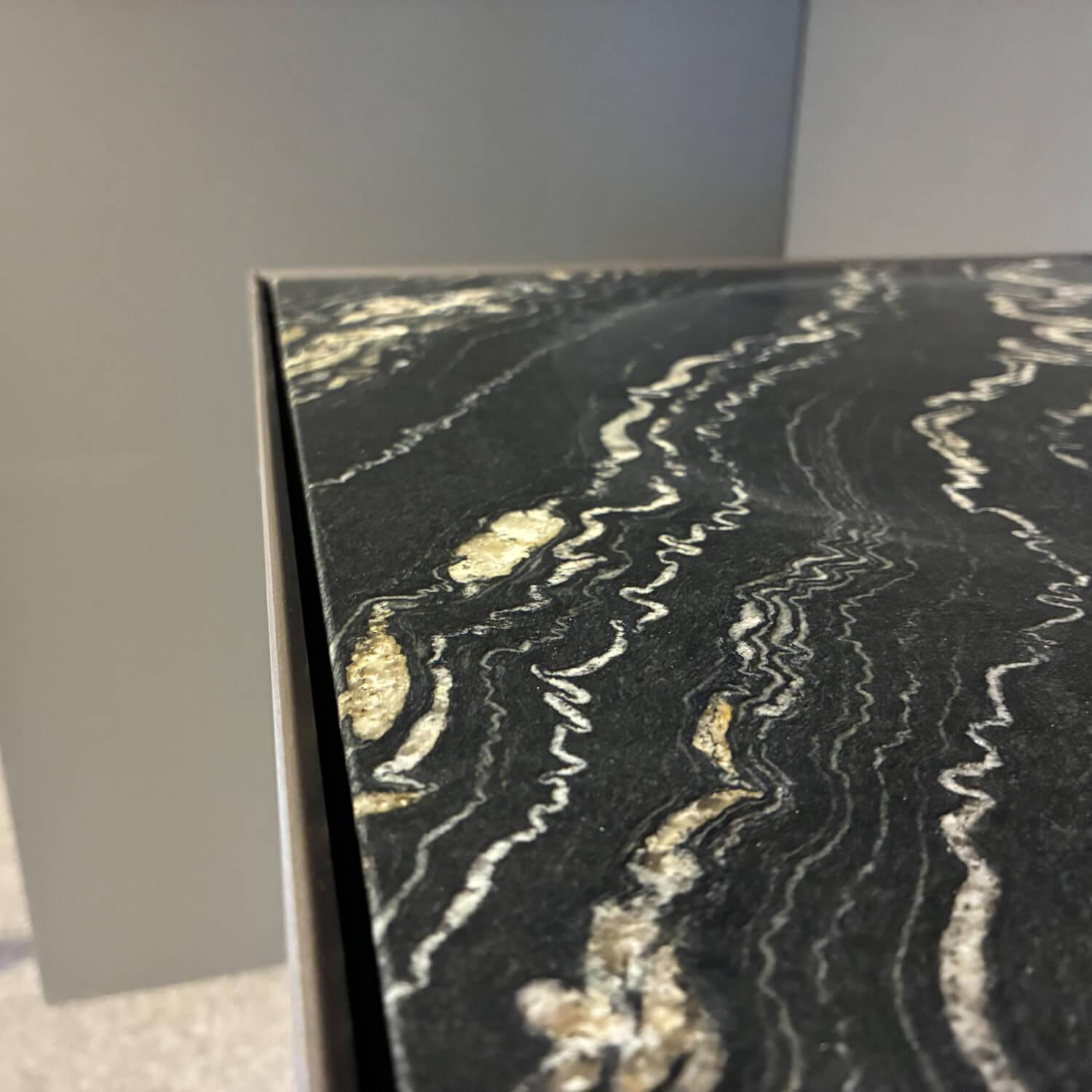 Interlübke - Sideboard Cube Bold Lack M10 Bronze Metallic Abdeckplatte Quarz Tropical Storm O64 Schwarz - 5