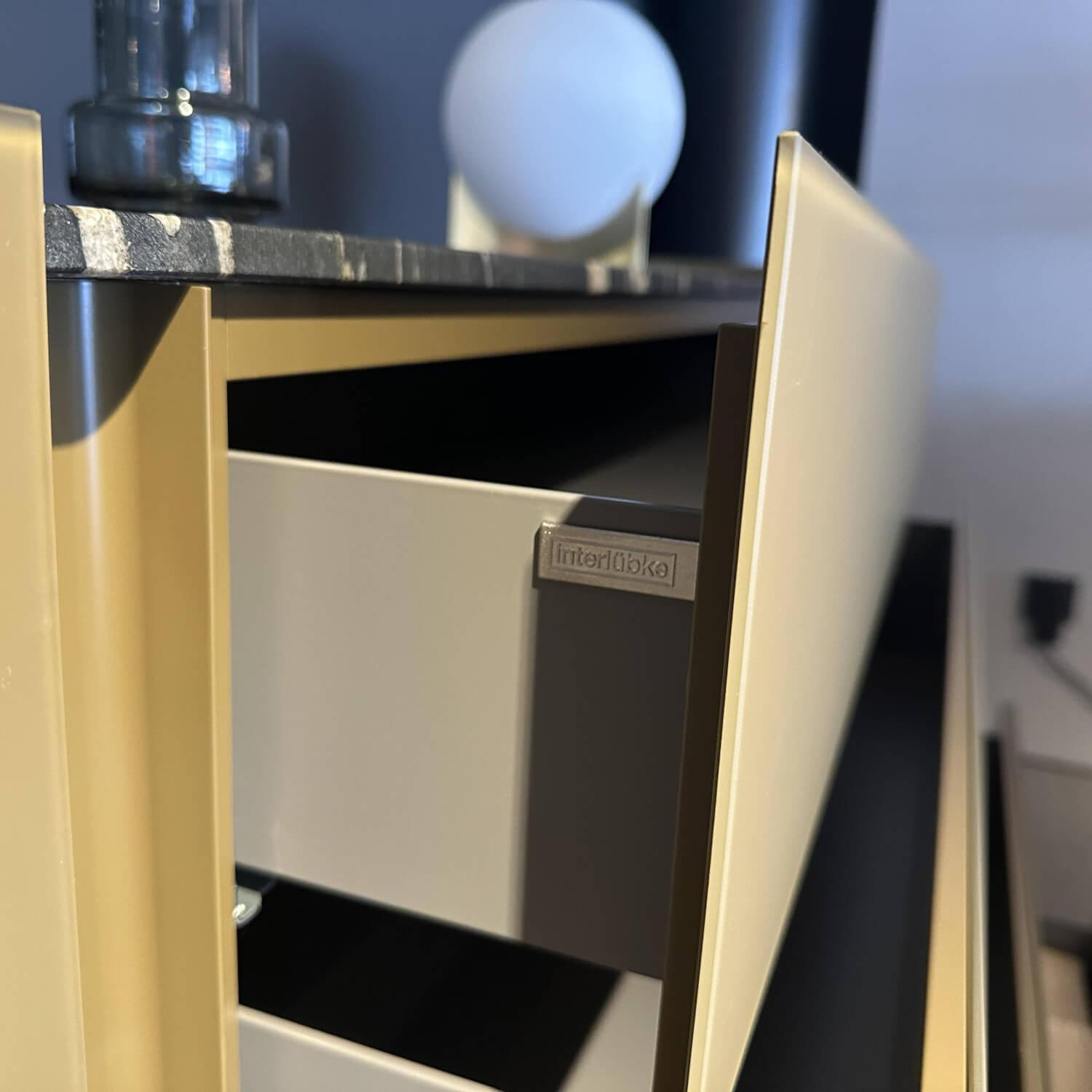 Interlübke - Sideboard Jorel T 39 Mattlack Optiwhite Kardamom Gelb Gold Abdeckplatte Stein Quarz Tropical Storm Schwarz Gold - 3