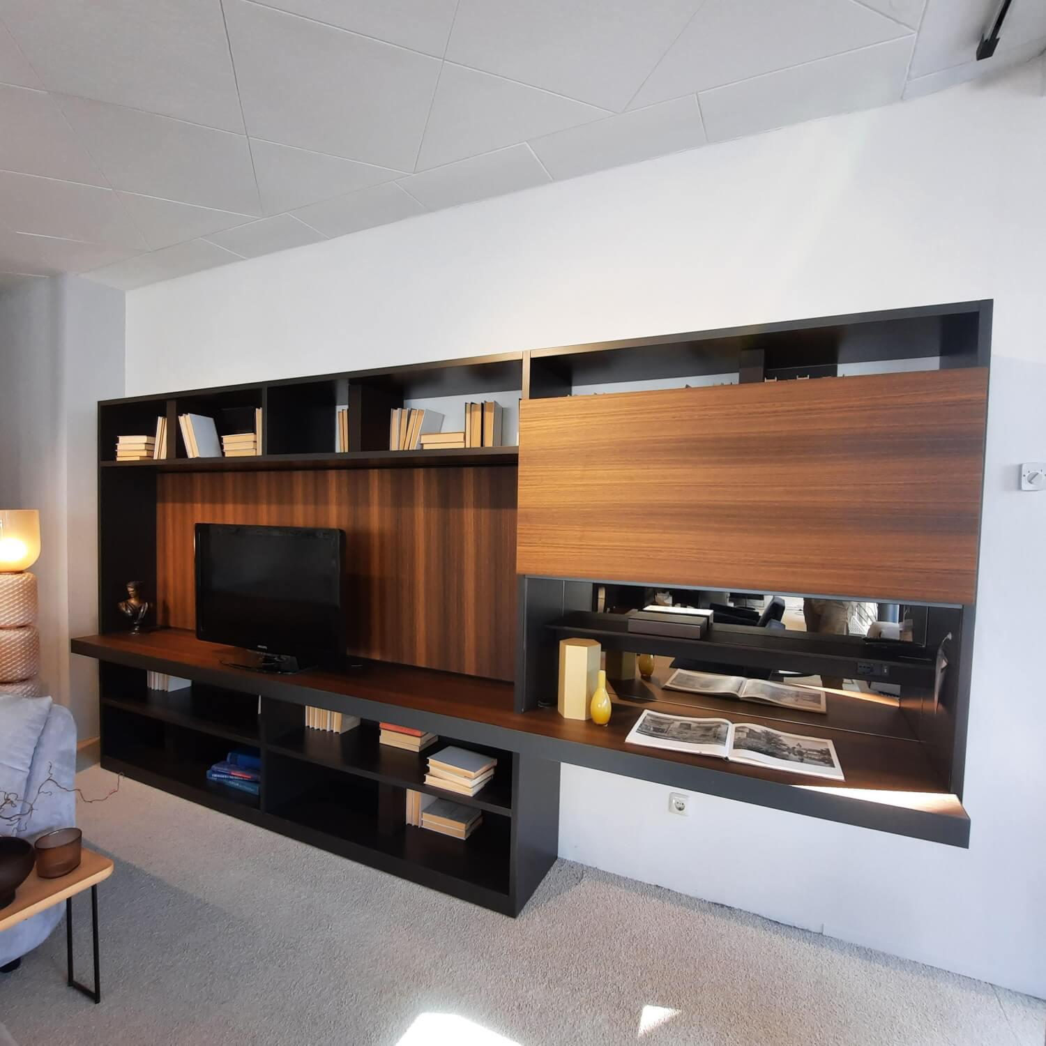 Molteni & C - Wohnwand 505 Lack Matt Mokka Braun Furnier Eukalyptus Mit Herausnehmbarer Rückwand Für Kabel und mit Beleuchtung - 6