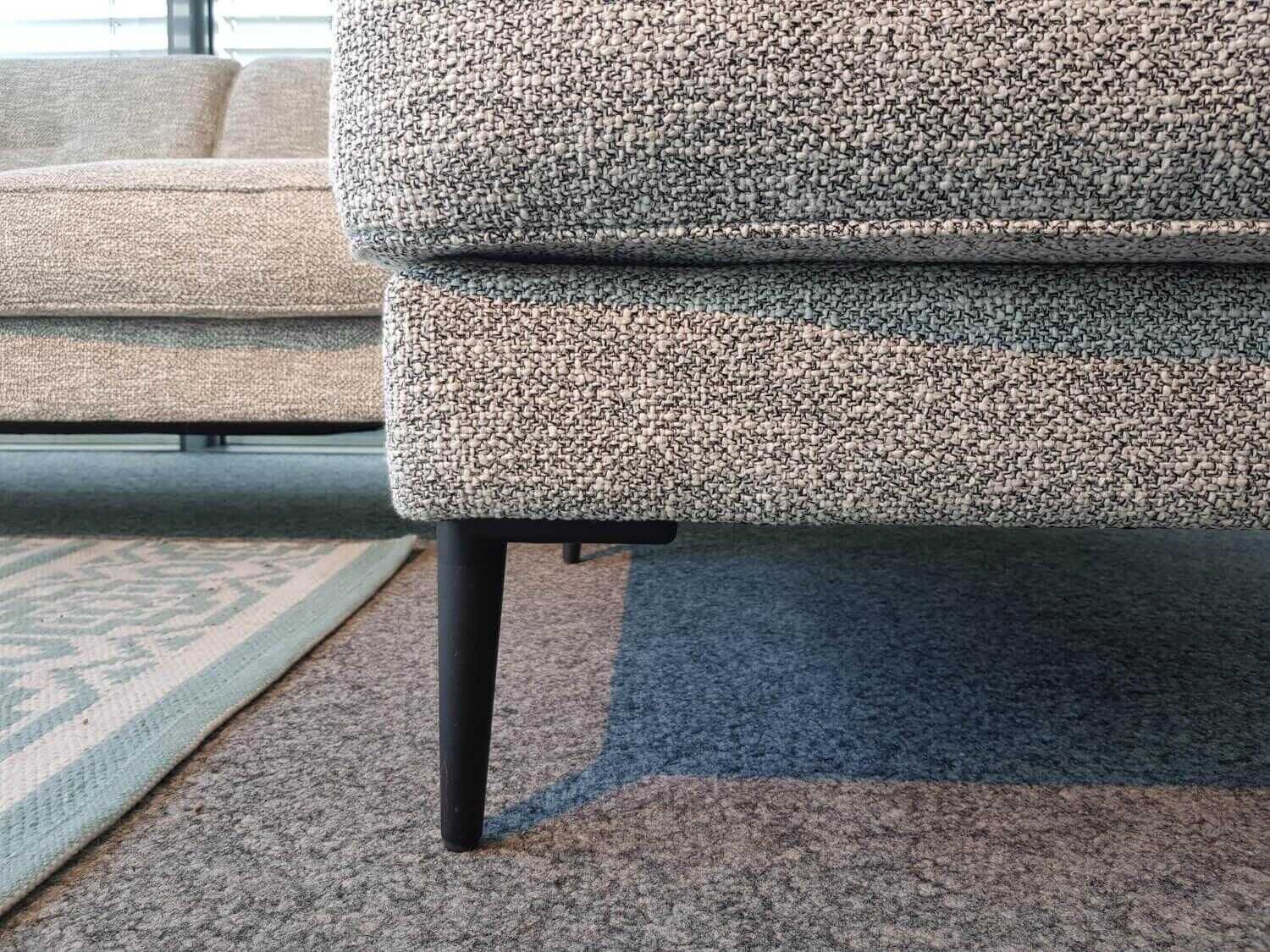 Raum.Freunde - Ecksofa Mikkel Stoff Varese 0173 Gravel grey PG 5 Füße Metall Schwarz - 4
