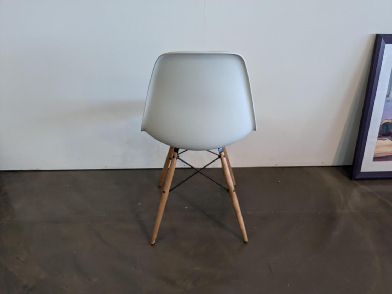 Vitra - Eames Plastic Sidechair DSW Sitzschale Kunststoff Weiß Gestell Ahorn Geölt - 2