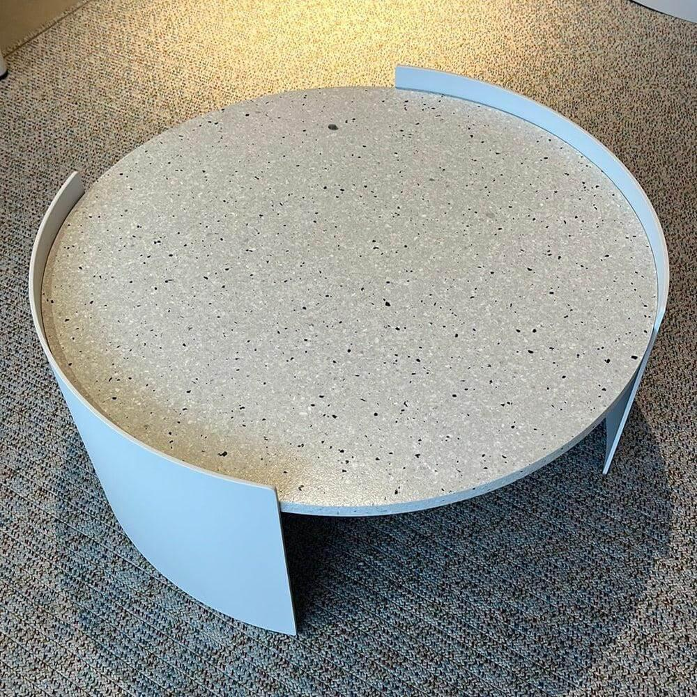 Cassina - Beistelltisch Bowy Klein Platte Recyceltes RFM Grau Weiß Gestell Aluminium Grau Lackiert Texturiert - 3