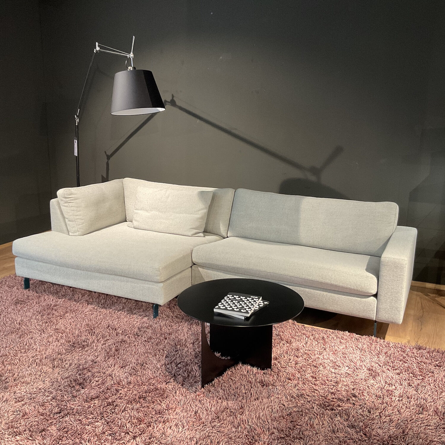 9e16d36d37227e63984c2898386918ca6f011217_Sofa_Conseta_aus_Stoff_in_Grau_024100429_009