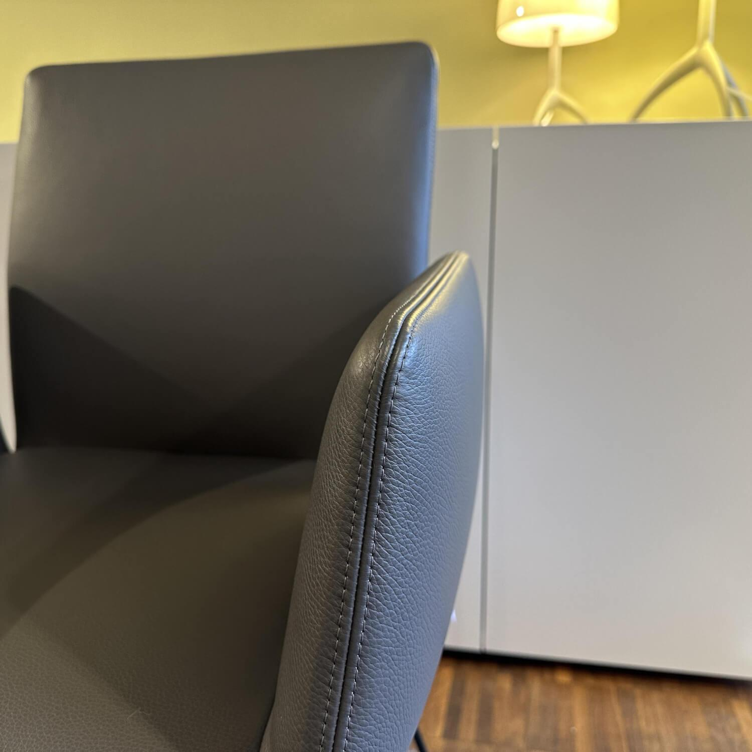 COR - 3er-Set Armlehnstuhl Jalis Leder Dura 171 Anthrazit Drahtgestell Metall Schwarz Mit Hohem Rücken Und Filzgleitern - 2