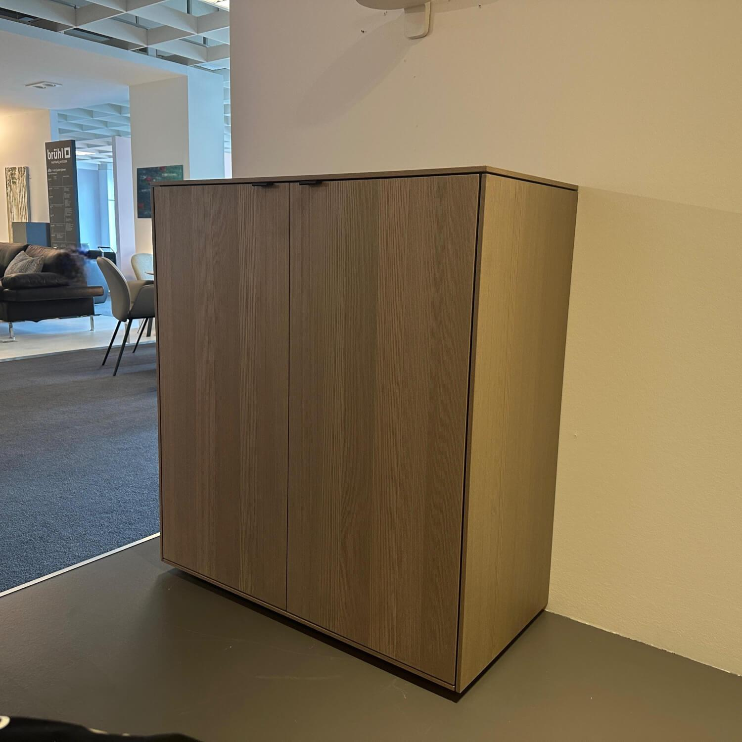 Interlübke - Kommode Cube Fine Esche Quarz Korpus Mattlack M81 Bahia Matt Grün Griff Leder Schwarz Mit Keder - 2