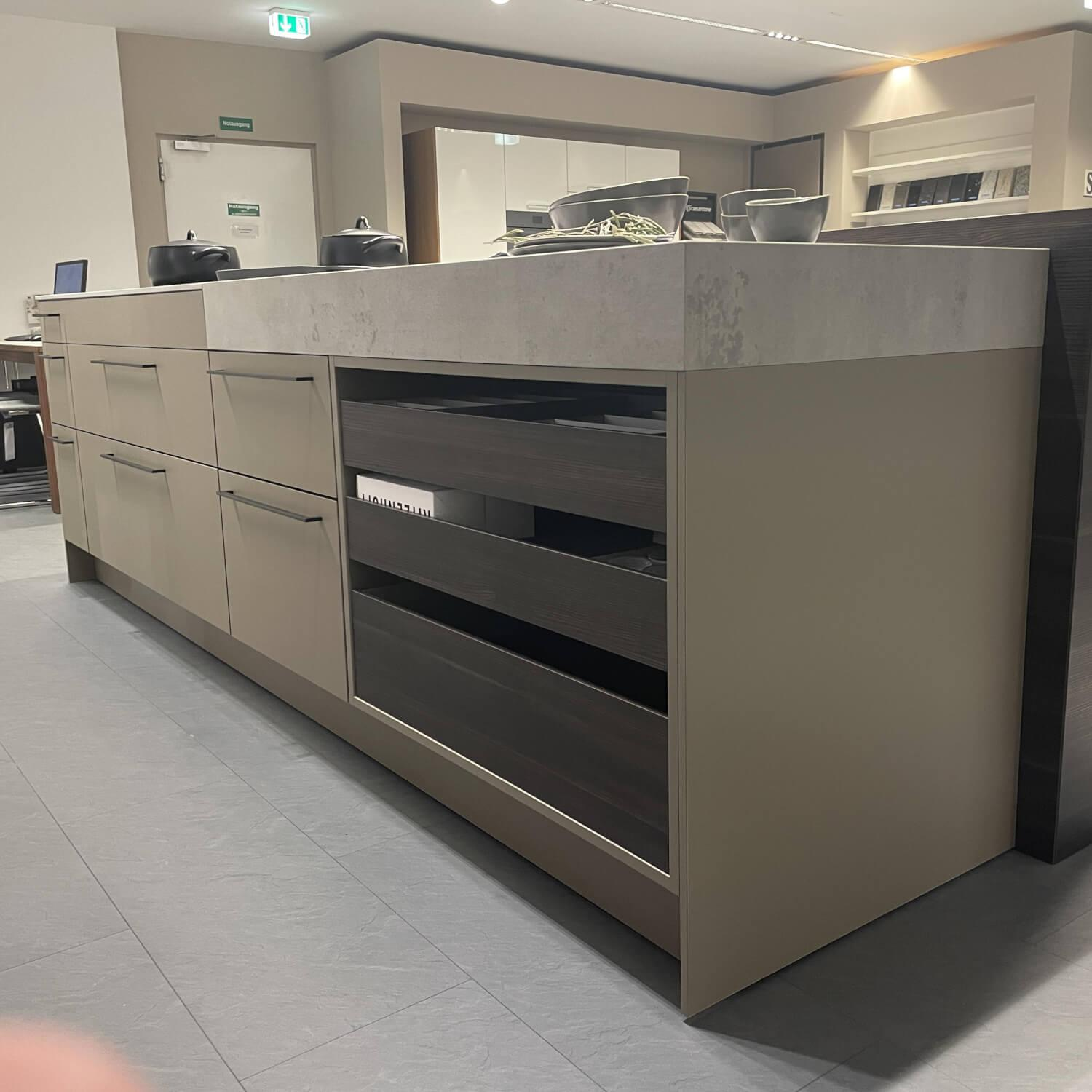 Siematic - Küche Urban SC 45 Front SimiLaque Muskat Samtmatt Beige Grau Absetzung Holzdekor Larix Terra Dunkelbraun Arbeitsplatte Keramik Betonoptik Grau Inklusive Elektrogeräte - 2