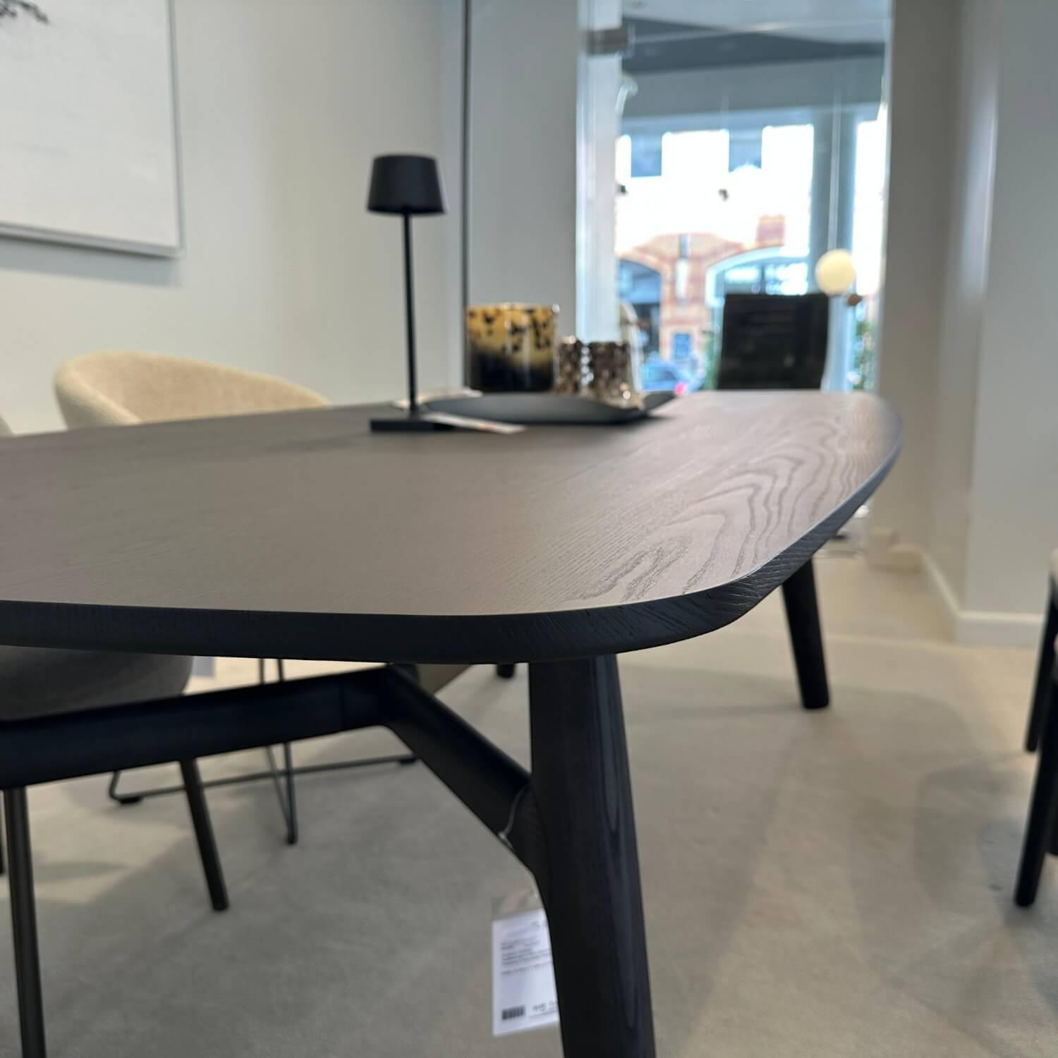 Poliform - Esstisch Curve Holz Ulme Schwarz mit Traverse in Kernleder Oliva - 2