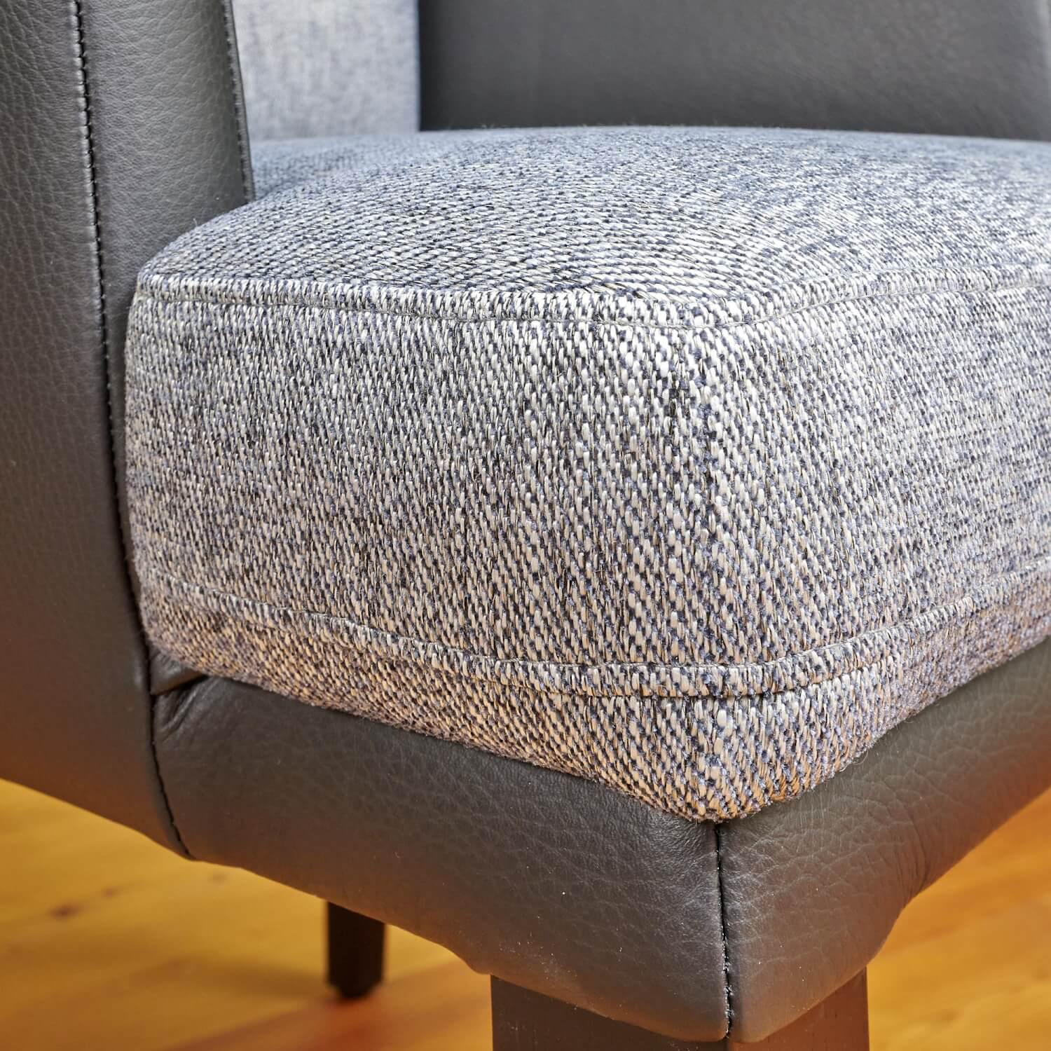 Bielefelder Werkstätten - Stuhl Polo Dining Mit Armlehne Sitz Stoff Noah Grau Rücken Leder Normandie Schwarz Füße Eiche Schwarz Gebeizt - 5