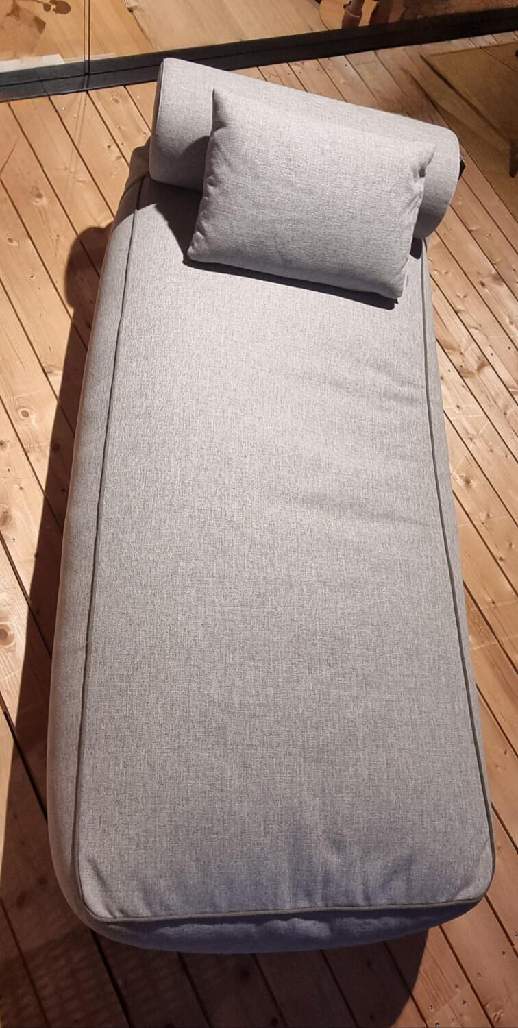 Weishäupl - Outdoor Daybett Lounge Stoff Peppel Grau mit Nackenrolle und Kissen - 2
